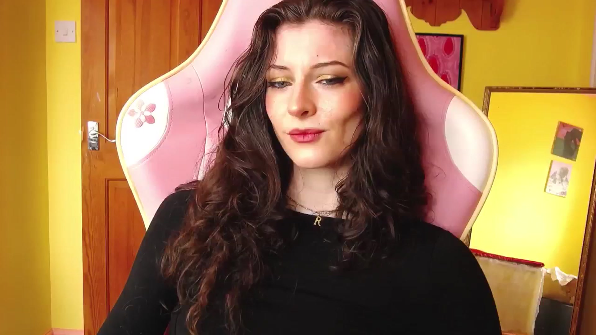 Gallery image thumbnail from viola__'s myfreecams stream on, 08/15/2024, 11:33 image 1 of 20