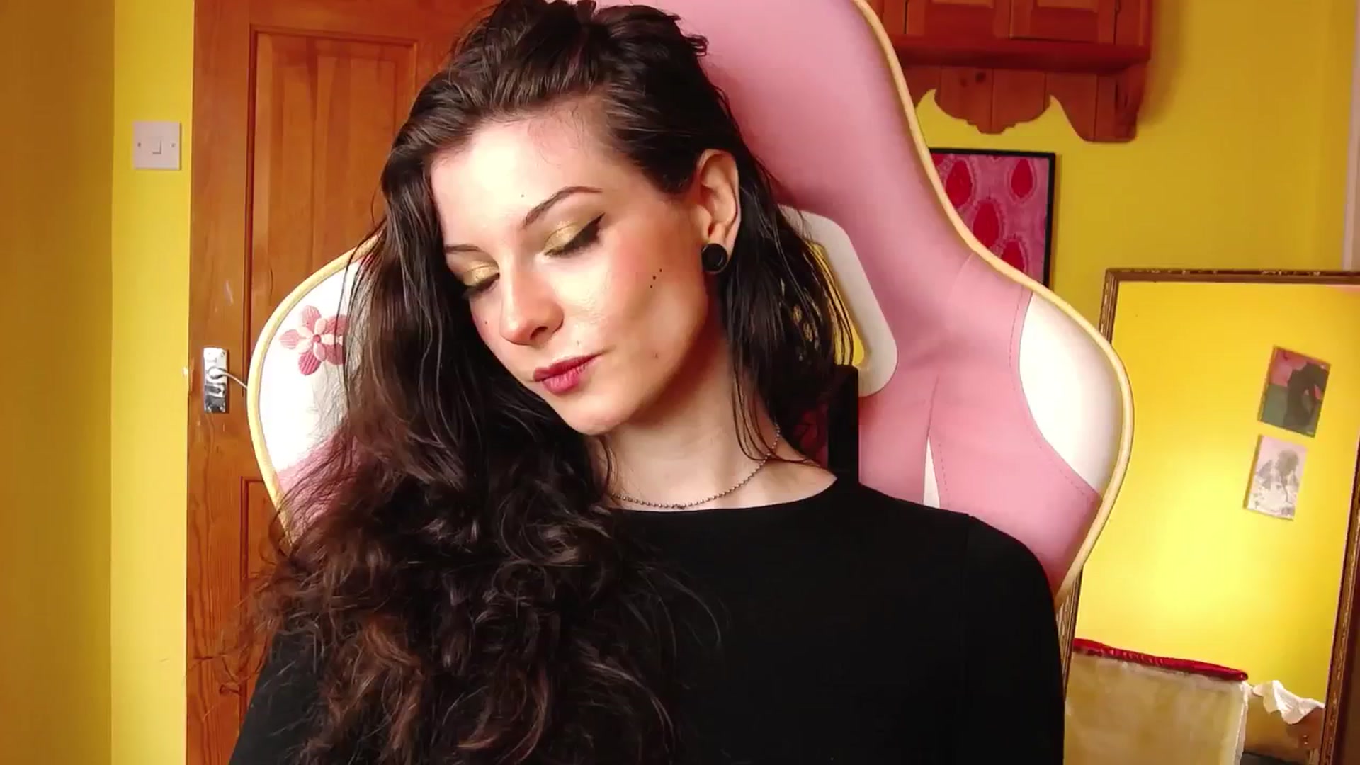Gallery image thumbnail from viola__'s myfreecams stream on, 08/15/2024, 11:33 image 6 of 20