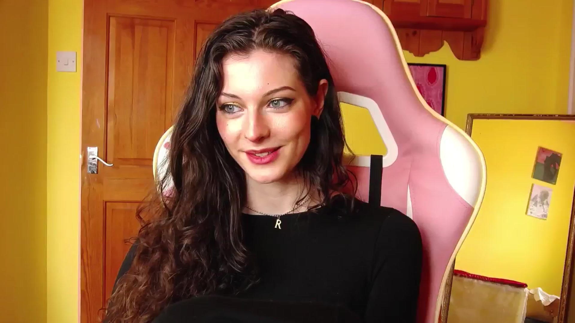 Gallery image thumbnail from viola__'s myfreecams stream on, 08/15/2024, 11:33 image 15 of 20