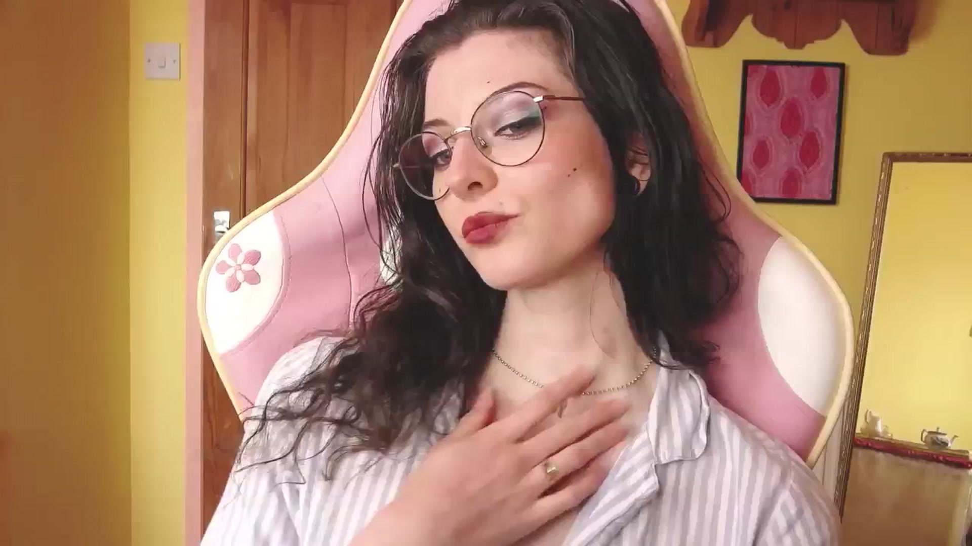 Gallery image thumbnail from viola__'s myfreecams stream on, 08/21/2024, 17:14 image 9 of 20