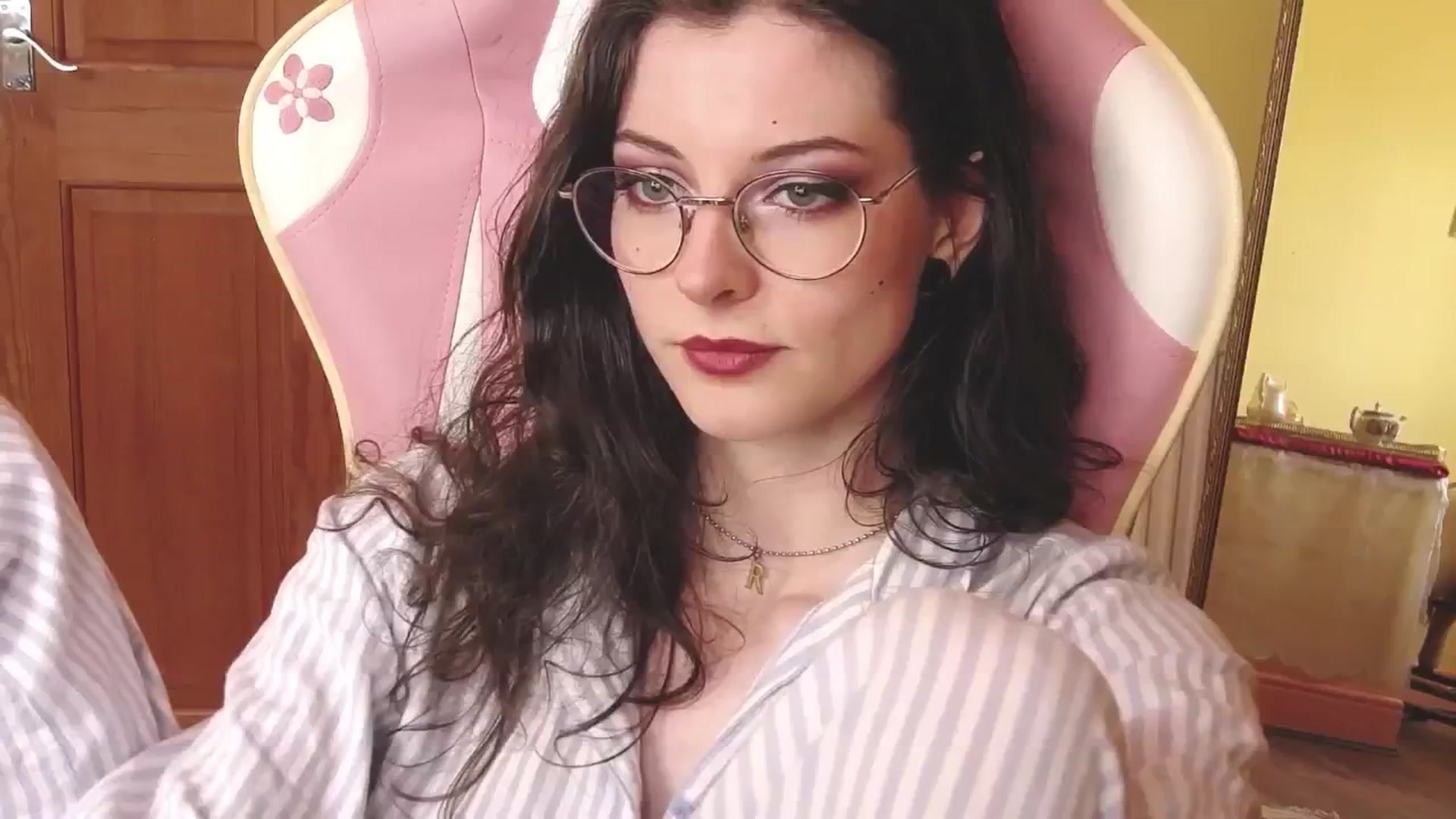 Gallery image thumbnail from viola__'s myfreecams stream on, 08/21/2024, 17:14 image 20 of 20