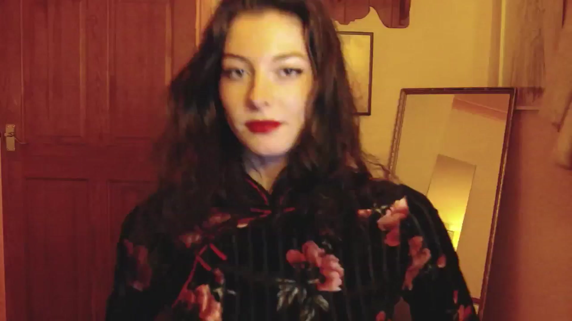 Gallery image thumbnail from viola__'s myfreecams stream on, 10/01/2024, 21:28 image 4 of 20