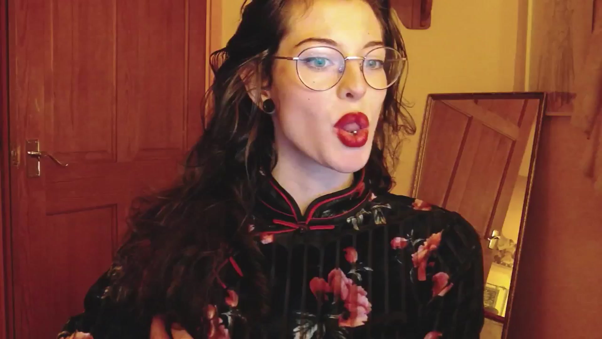 Gallery image thumbnail from viola__'s myfreecams stream on, 10/01/2024, 21:28 image 1 of 20