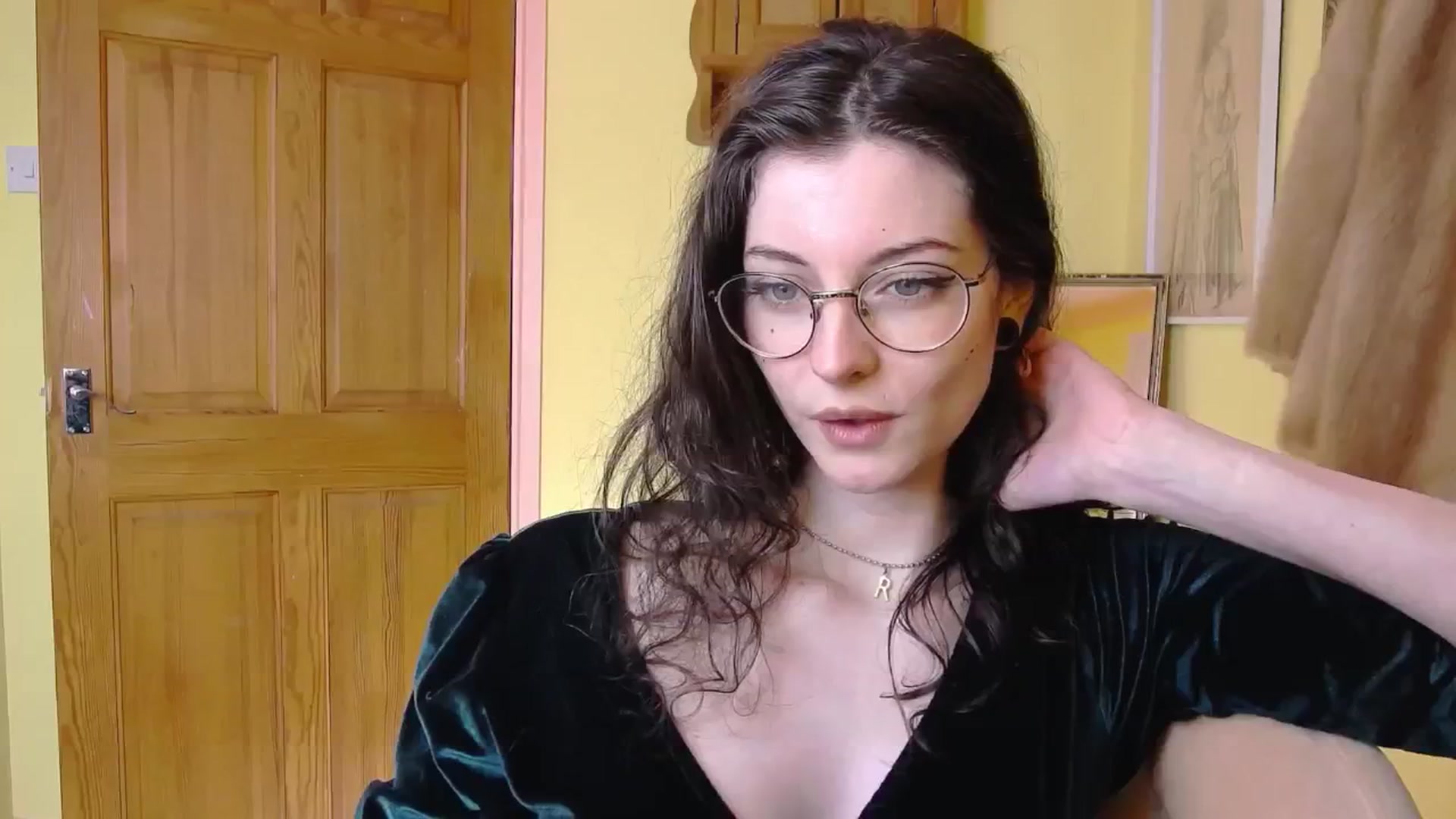 Gallery image thumbnail from viola__'s myfreecams stream on, 10/17/2024, 14:17 image 4 of 20