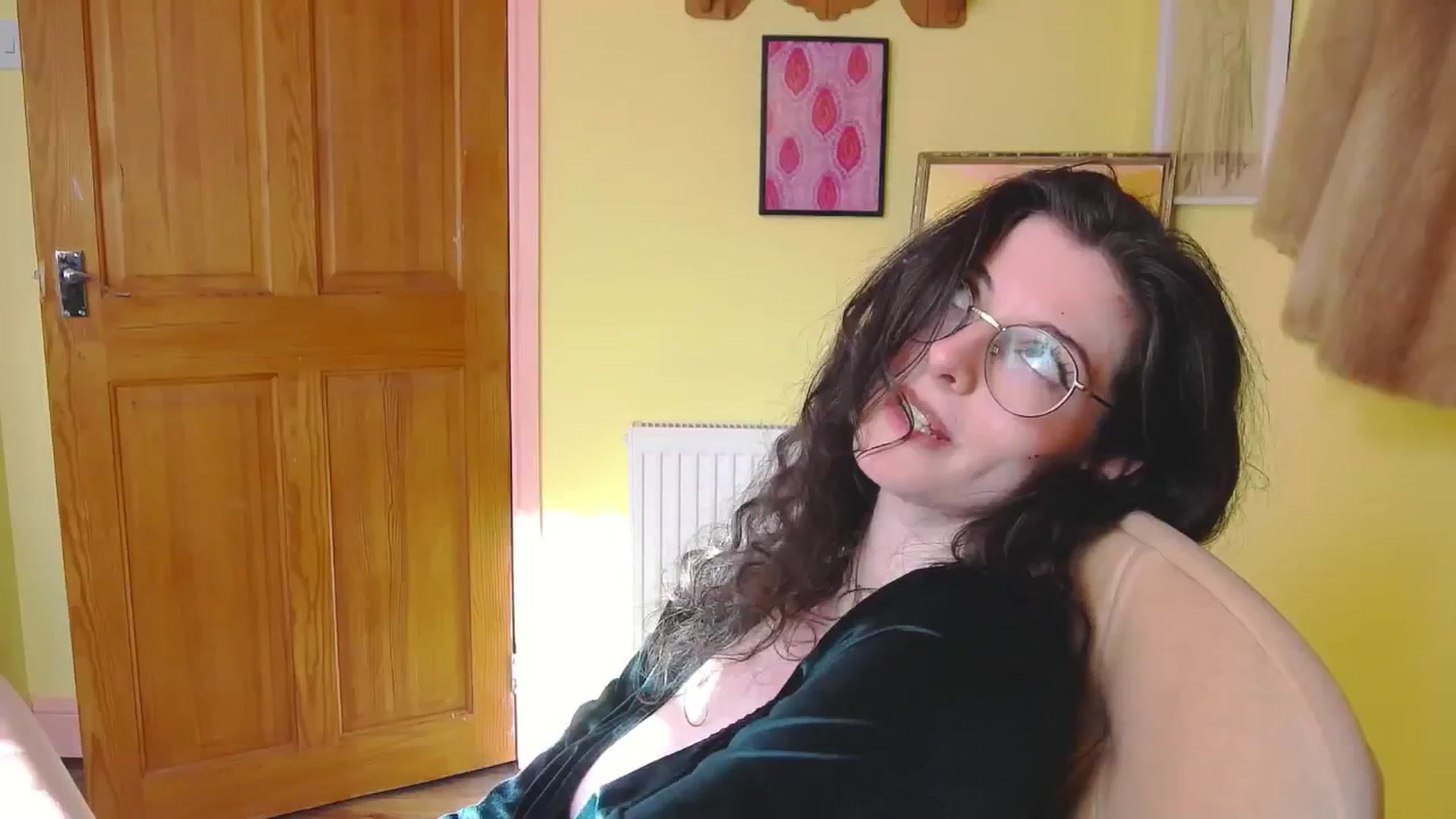 Gallery image thumbnail from viola__'s myfreecams stream on, 10/17/2024, 14:17 image 15 of 20