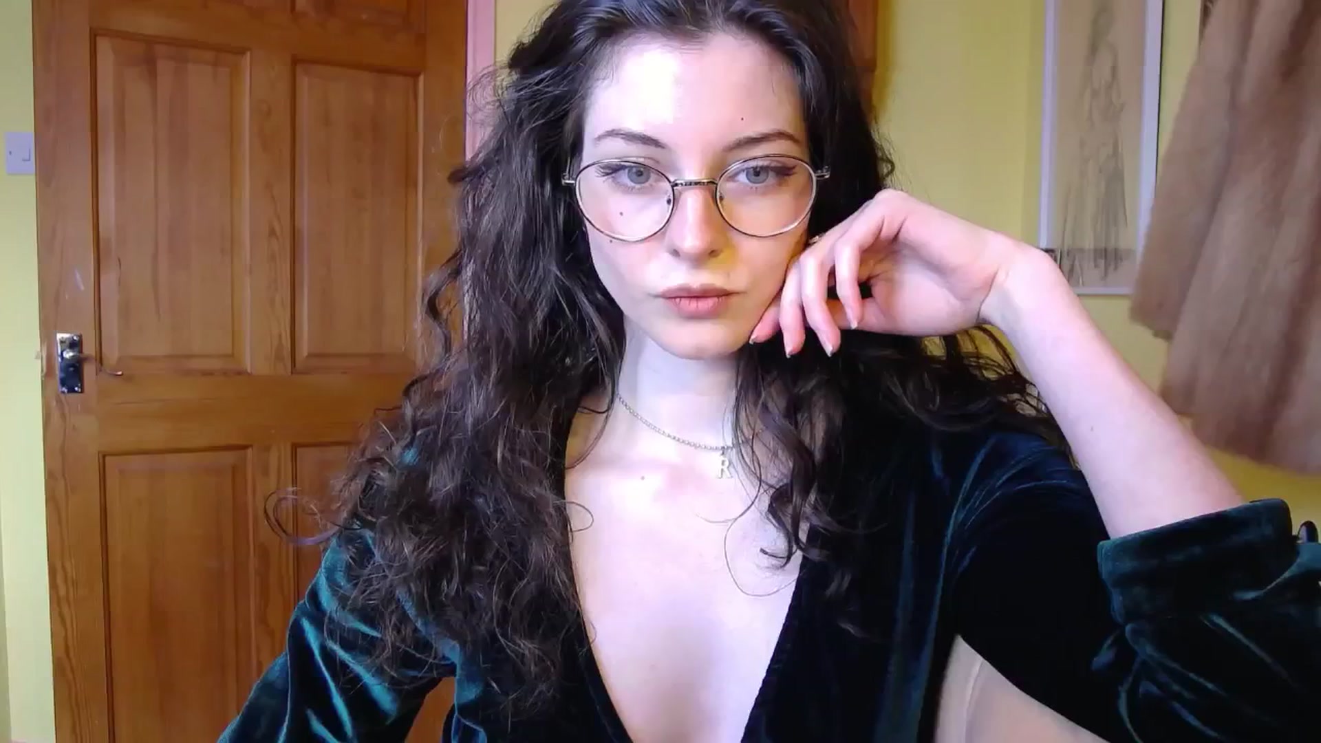 Gallery image thumbnail from viola__'s myfreecams stream on, 10/17/2024, 14:17 image 1 of 20