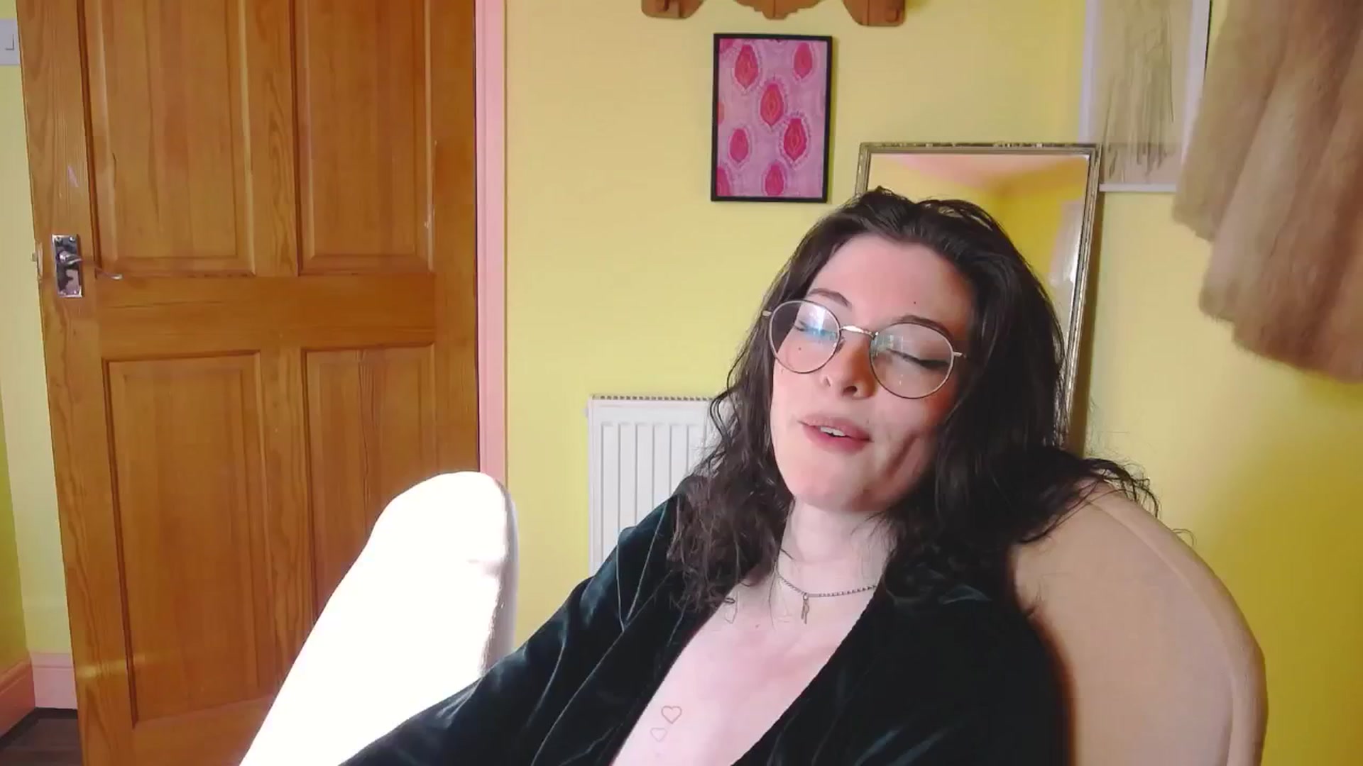 Gallery image thumbnail from viola__'s myfreecams stream on, 10/17/2024, 15:37 image 8 of 20