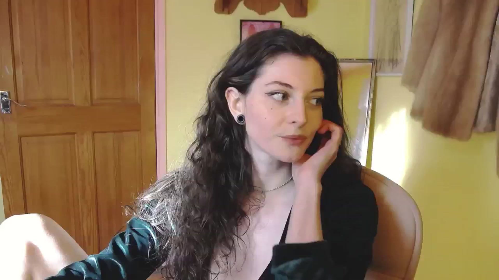 Gallery image thumbnail from viola__'s myfreecams stream on, 10/17/2024, 15:37 image 15 of 20