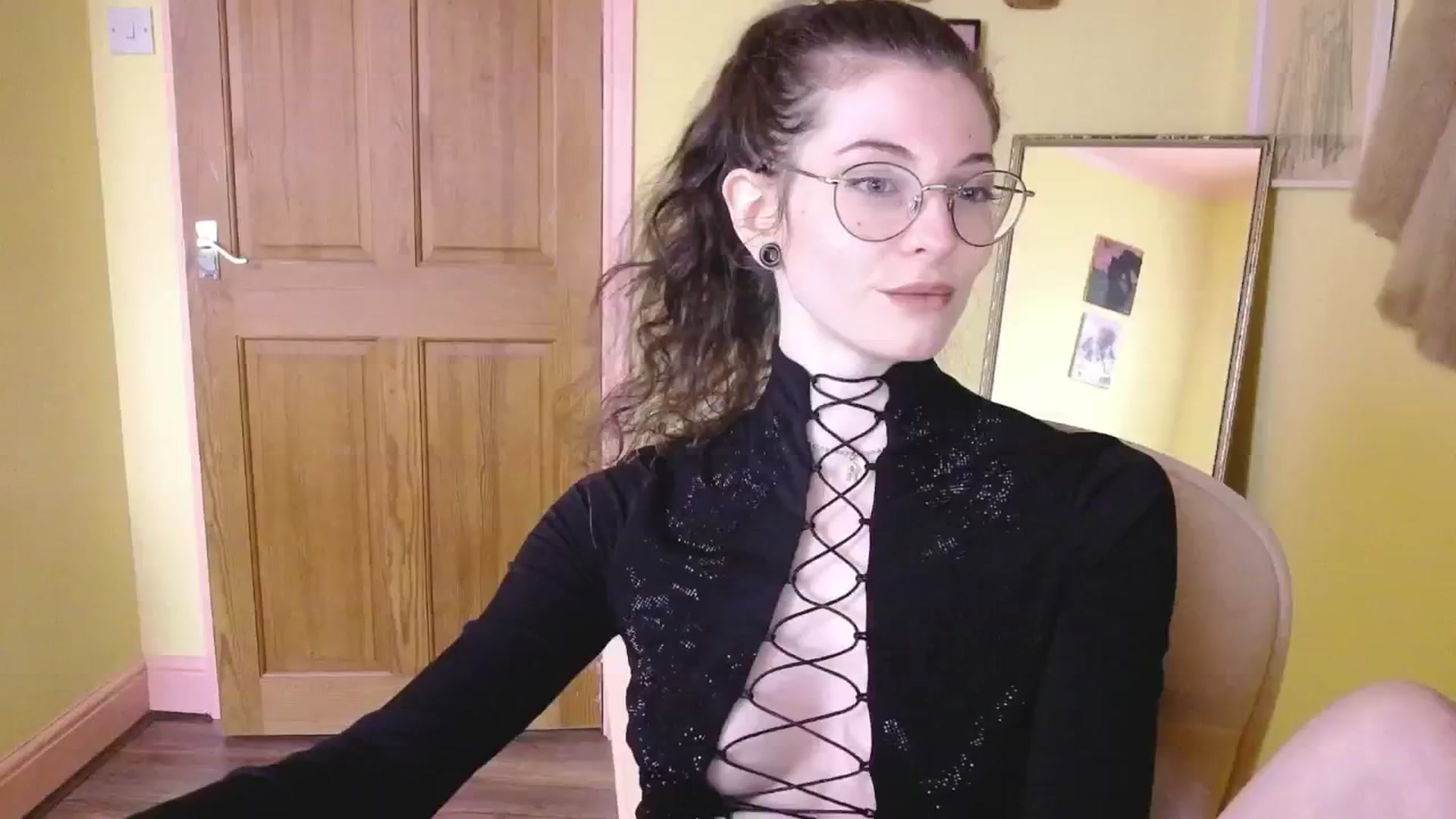 Gallery image thumbnail from viola__'s myfreecams stream on, 10/18/2024, 14:39 image 13 of 20