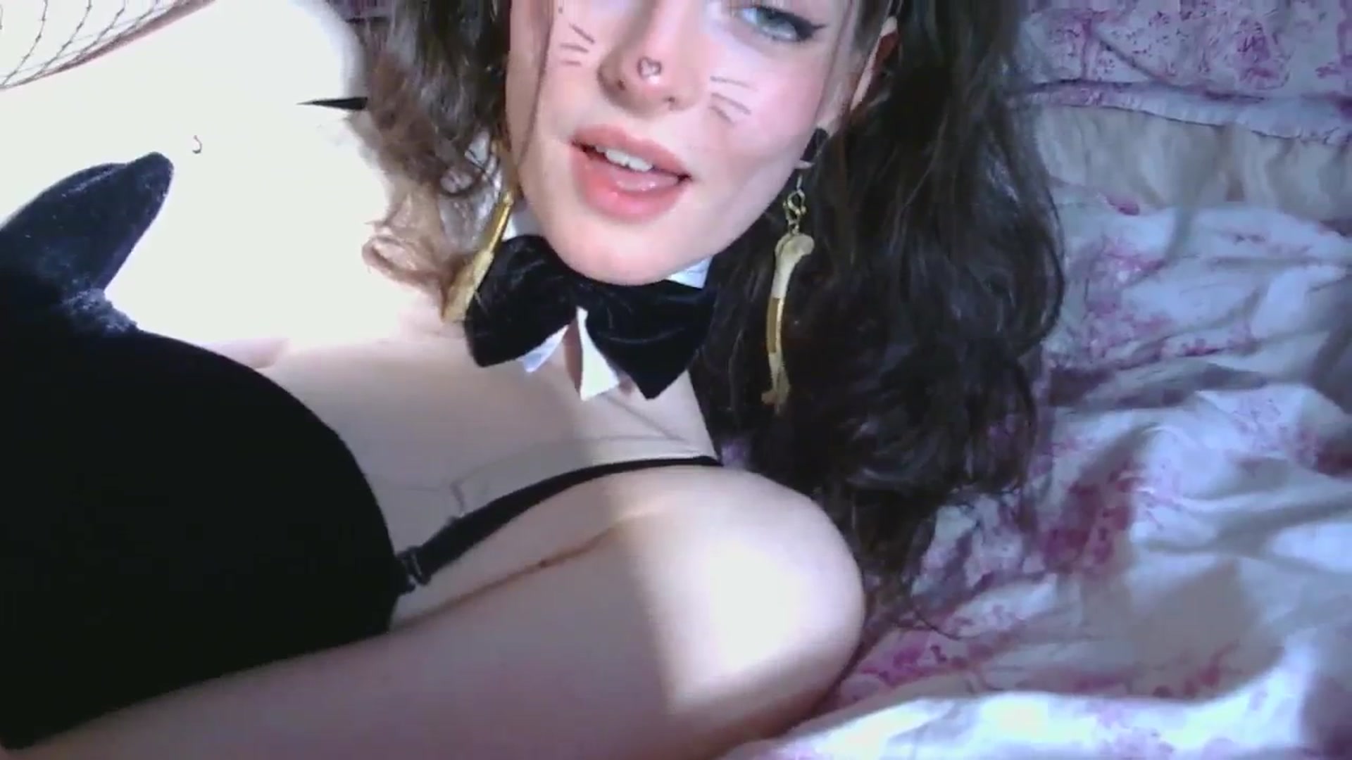 Gallery image thumbnail from viola__'s myfreecams stream on, 10/31/2024, 14:57 image 15 of 20