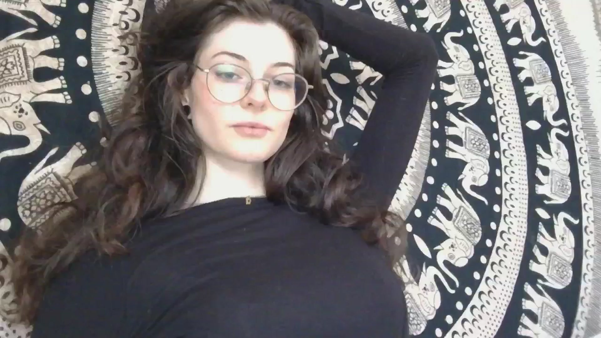 Gallery image thumbnail from viola__'s myfreecams stream on, 11/07/2024, 15:37 image 2 of 20