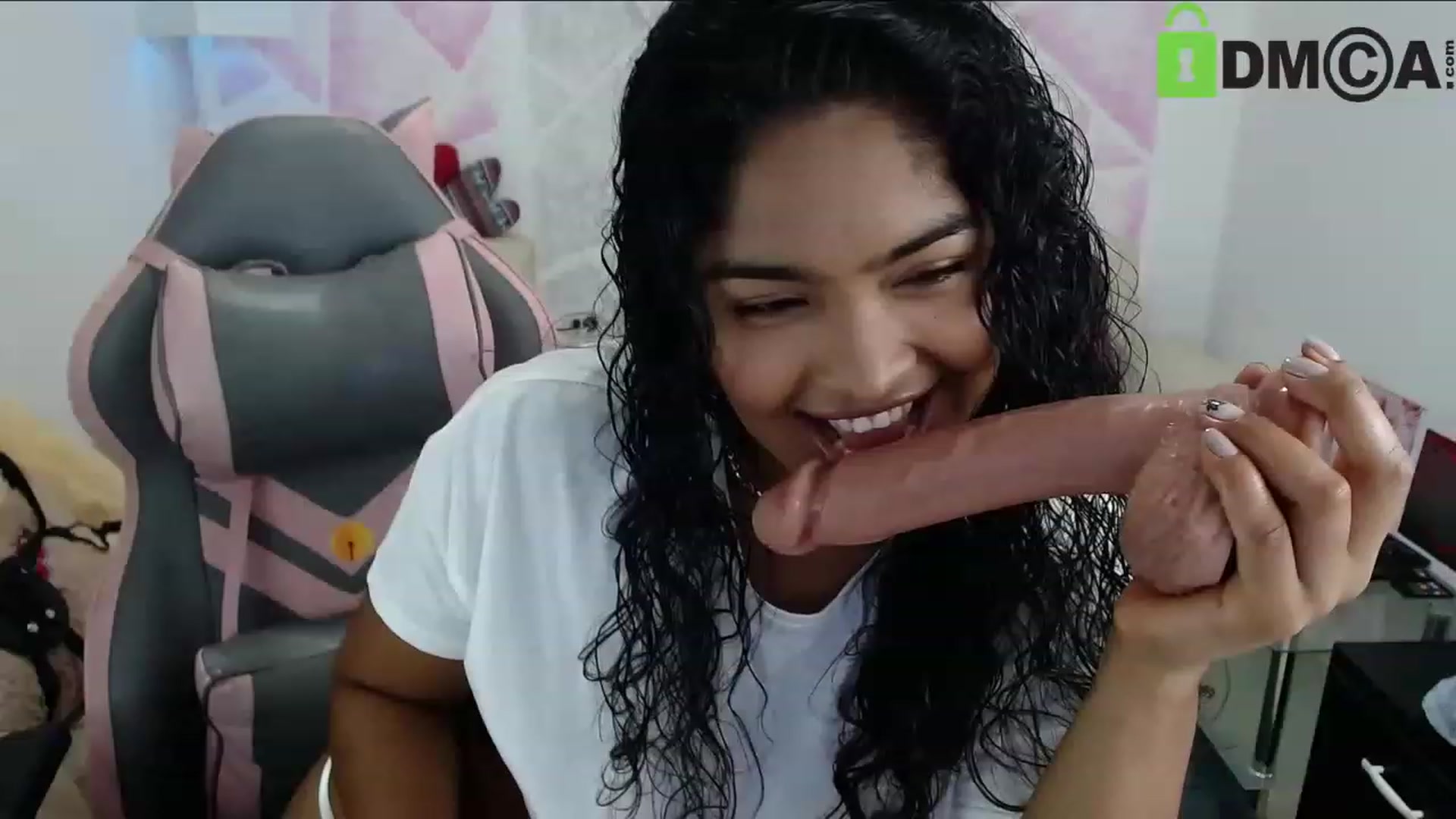 Gallery image thumbnail from virginia_love's myfreecams stream on, 01/01/2023, 21:46 image 2 of 20