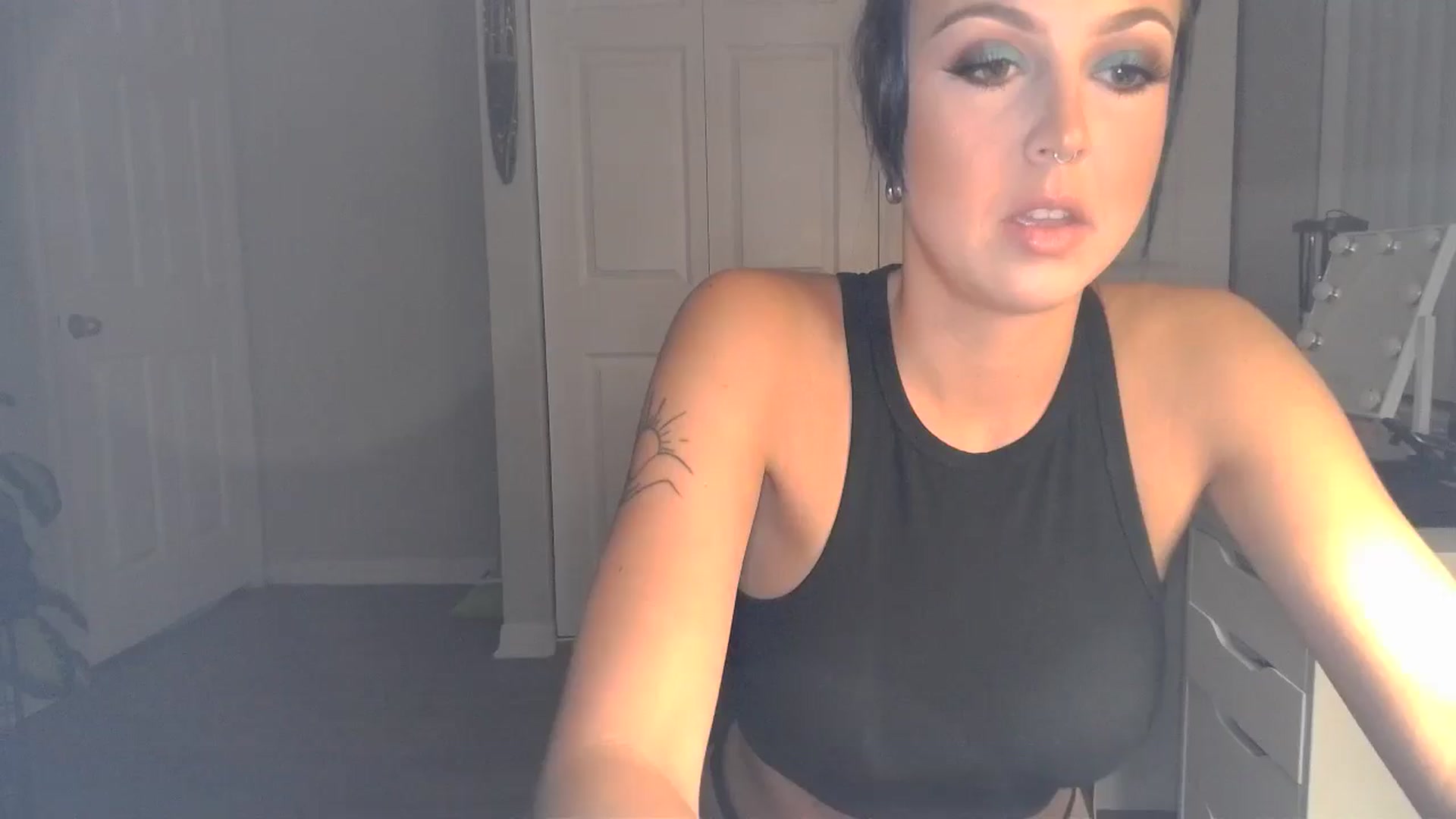 Gallery image thumbnail from vixenliz's myfreecams stream on, 06/18/2024, 03:15 image 7 of 20
