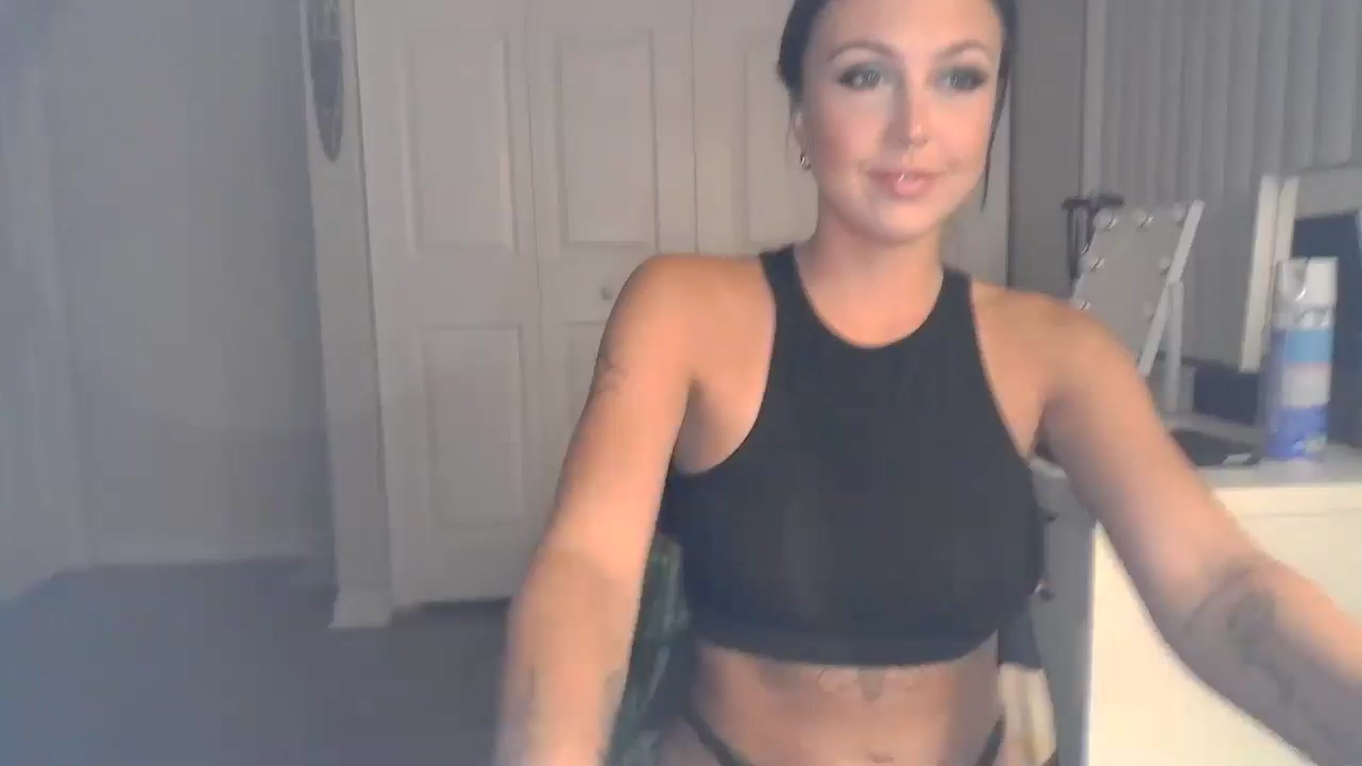 Gallery image thumbnail from vixenliz's myfreecams stream on, 06/18/2024, 03:15 image 1 of 20