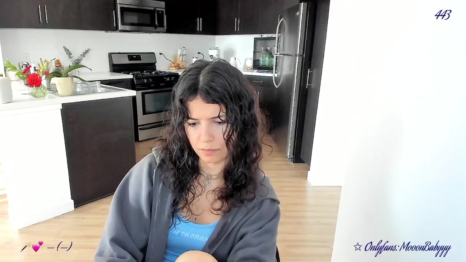 Gallery image thumbnail from vroom's myfreecams stream on, 03/31/2025, 24:46 image 5 of 20