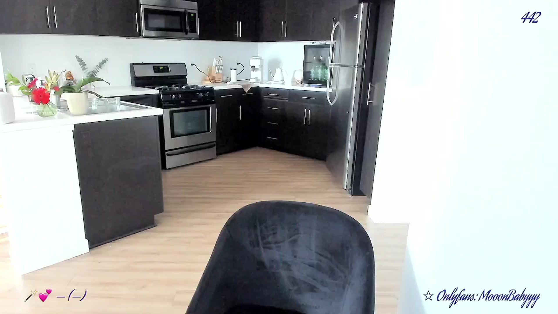 Gallery image thumbnail from vroom's myfreecams stream on, 03/31/2025, 24:46 image 3 of 20