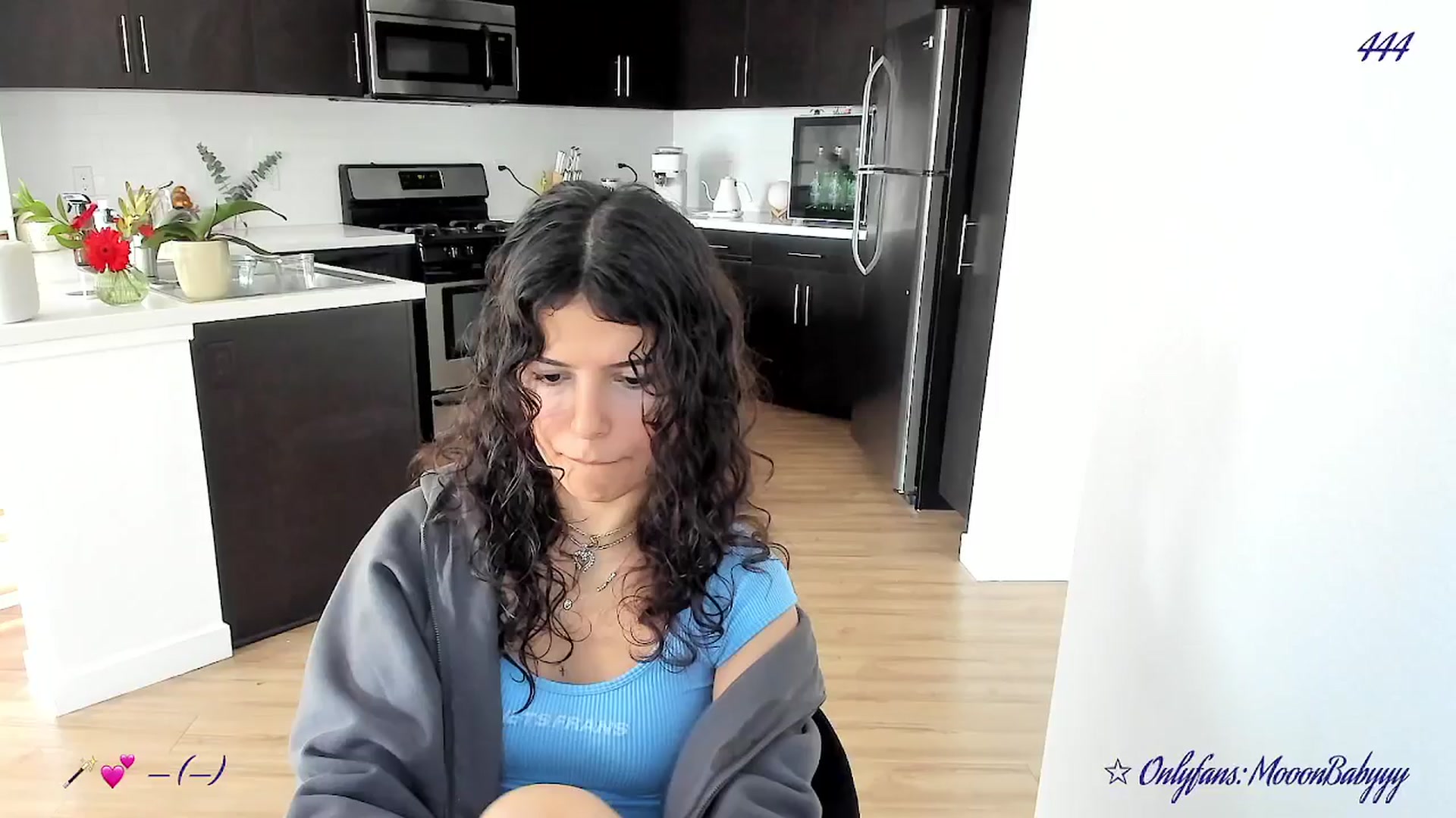 Gallery image thumbnail from vroom's myfreecams stream on, 03/31/2025, 24:46 image 7 of 20