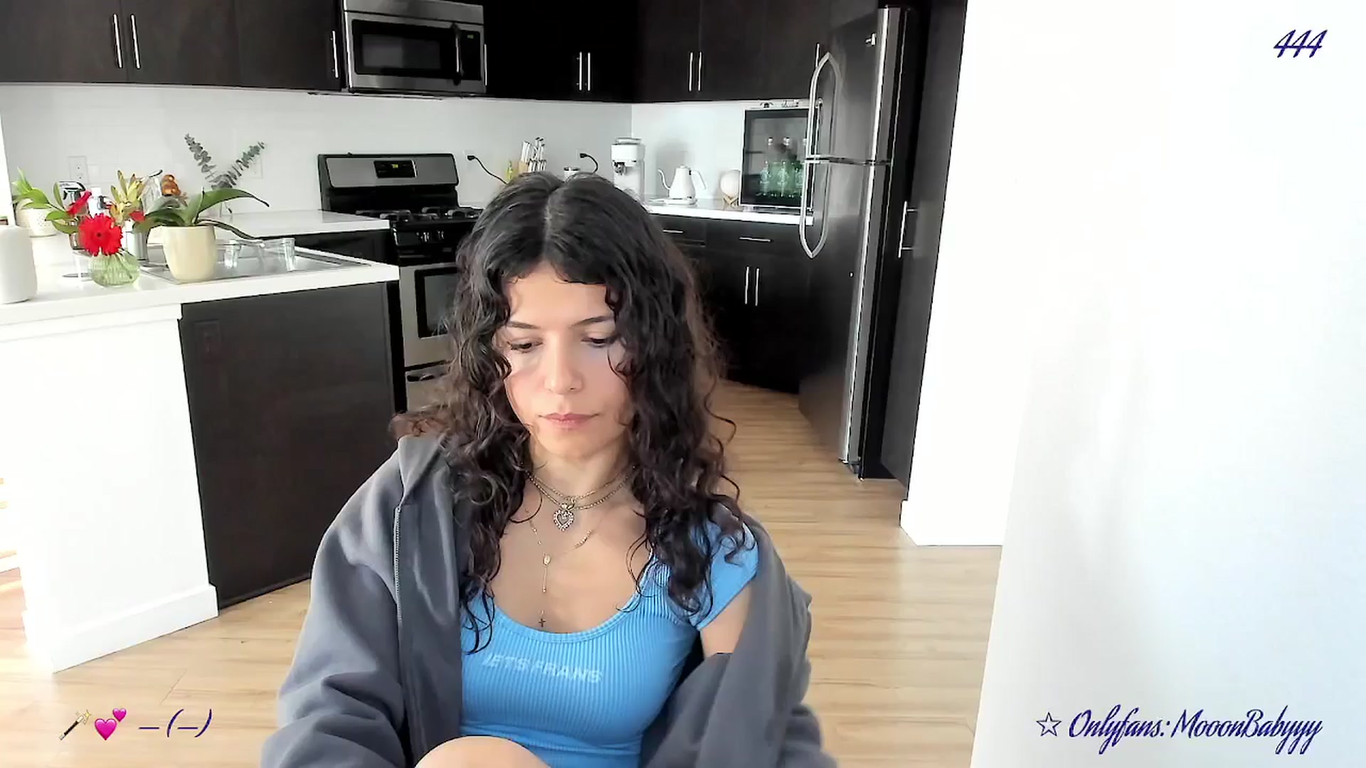 Gallery image thumbnail from vroom's myfreecams stream on, 03/31/2025, 24:46 image 8 of 20