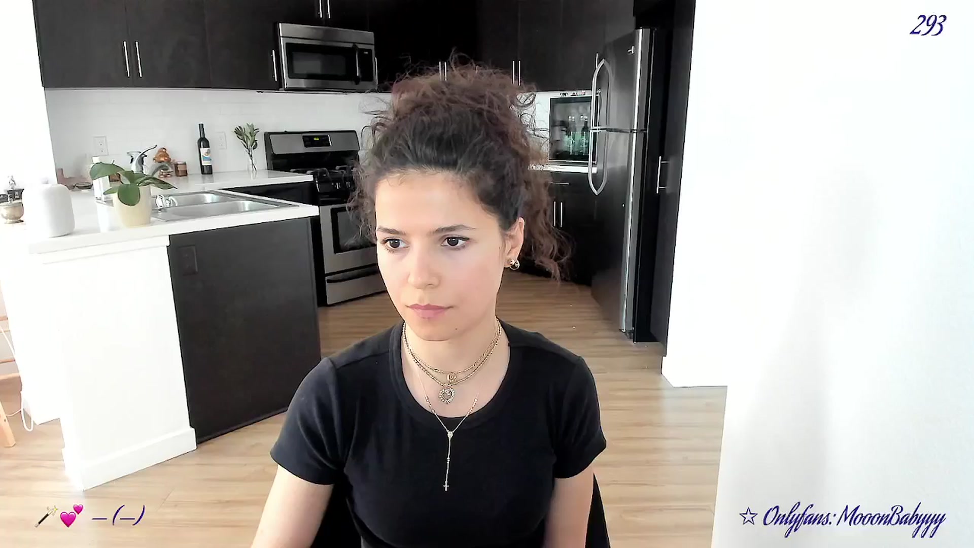 Gallery image thumbnail from vroom's myfreecams stream on, 04/12/2025, 01:06 image 12 of 20