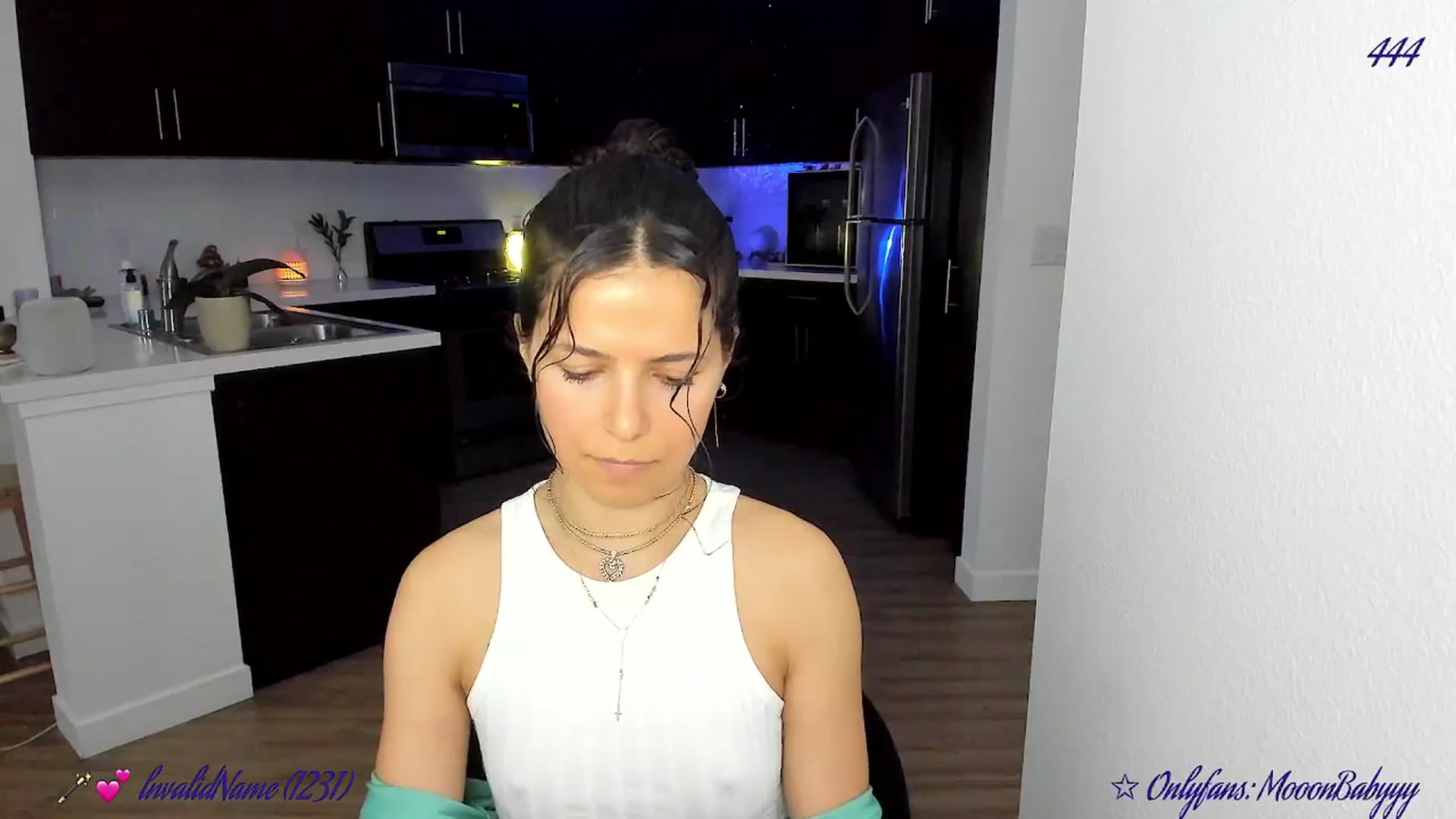 Gallery image thumbnail from vroom's myfreecams stream on, 04/19/2025, 02:51 image 17 of 20