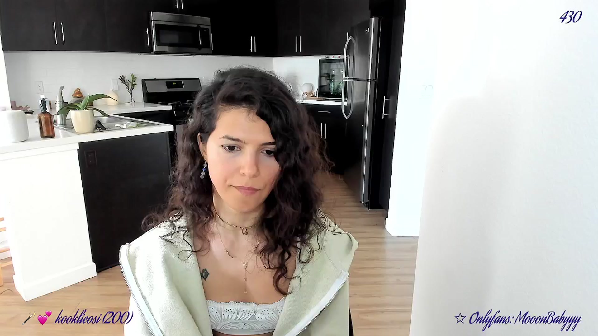Gallery image thumbnail from vroom's myfreecams stream on, 04/20/2025, 01:12 image 14 of 20