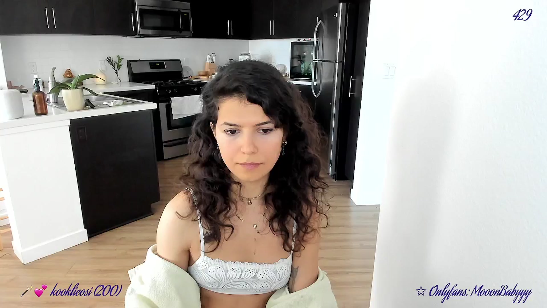 Gallery image thumbnail from vroom's myfreecams stream on, 04/20/2025, 01:12 image 10 of 20