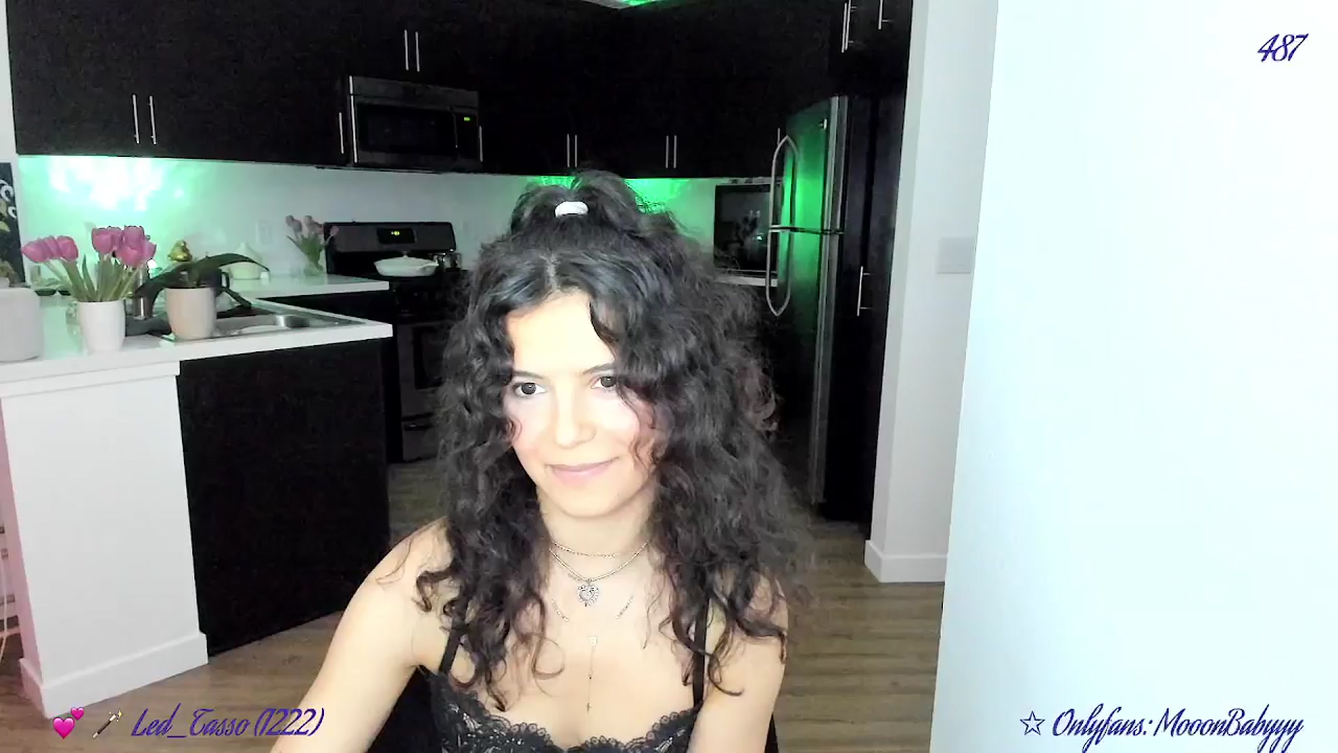 Gallery image thumbnail from vroom's myfreecams stream on, 04/28/2025, 05:01 image 7 of 20