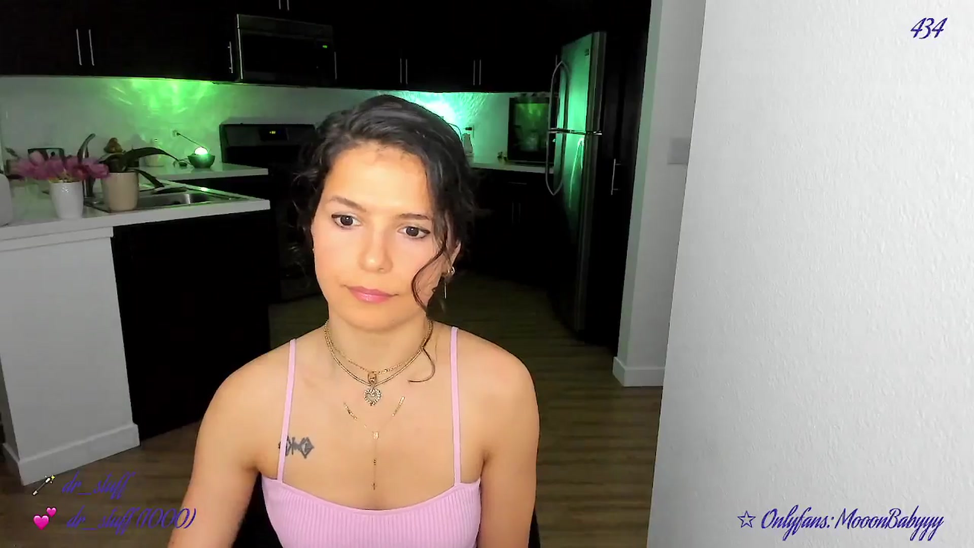 Gallery image thumbnail from vroom's myfreecams stream on, 04/30/2025, 03:23 image 18 of 20