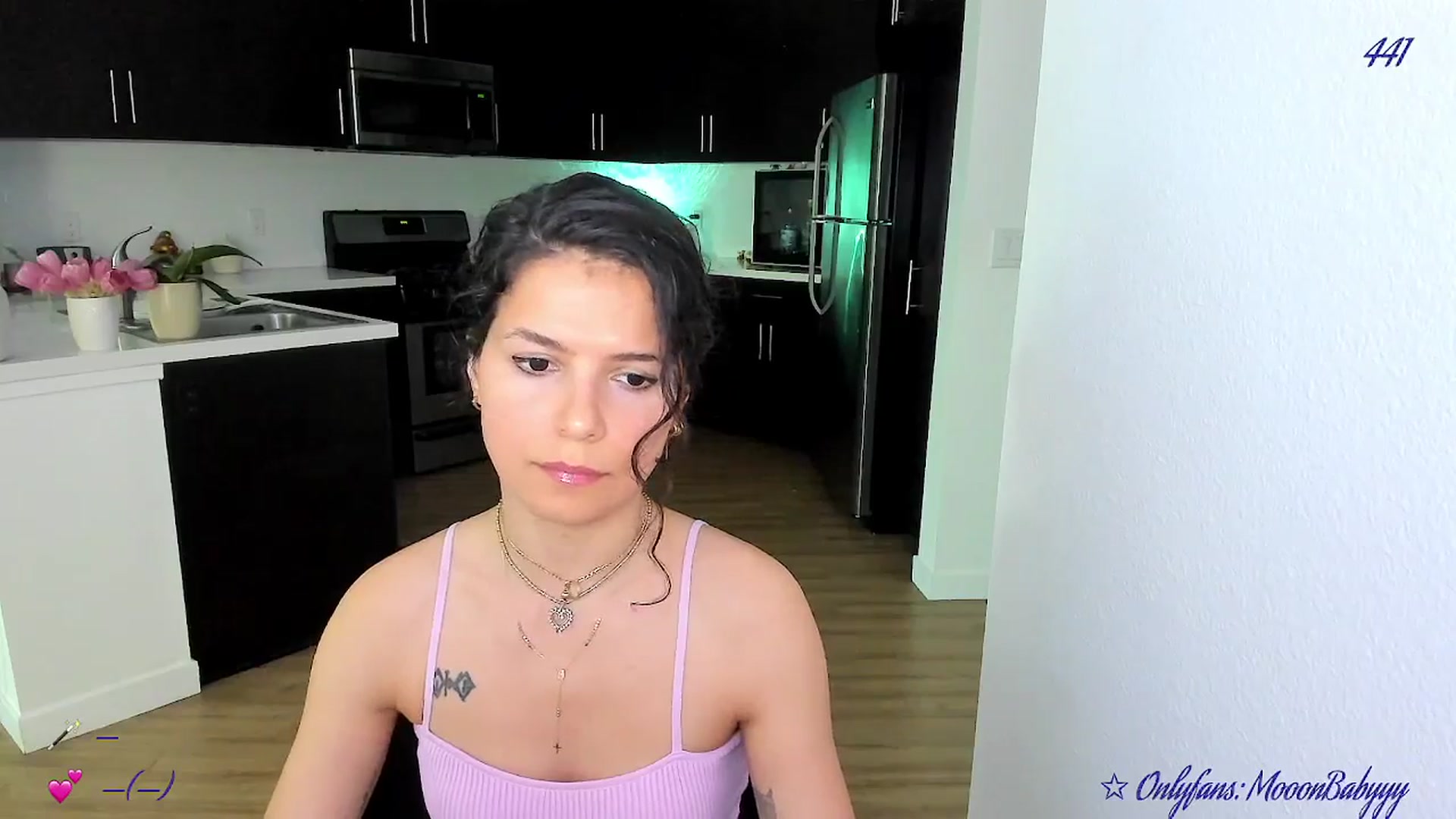 Gallery image thumbnail from vroom's myfreecams stream on, 04/30/2025, 03:23 image 5 of 20