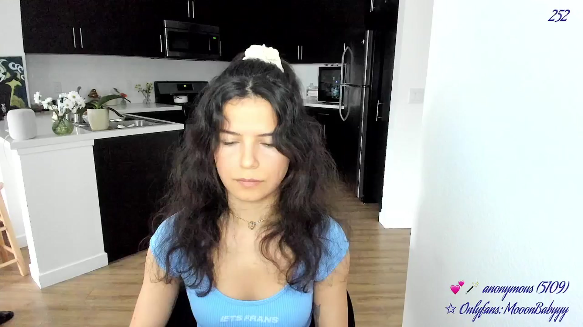 Gallery image thumbnail from vroom's myfreecams stream on, 05/05/2025, 24:02 image 4 of 20