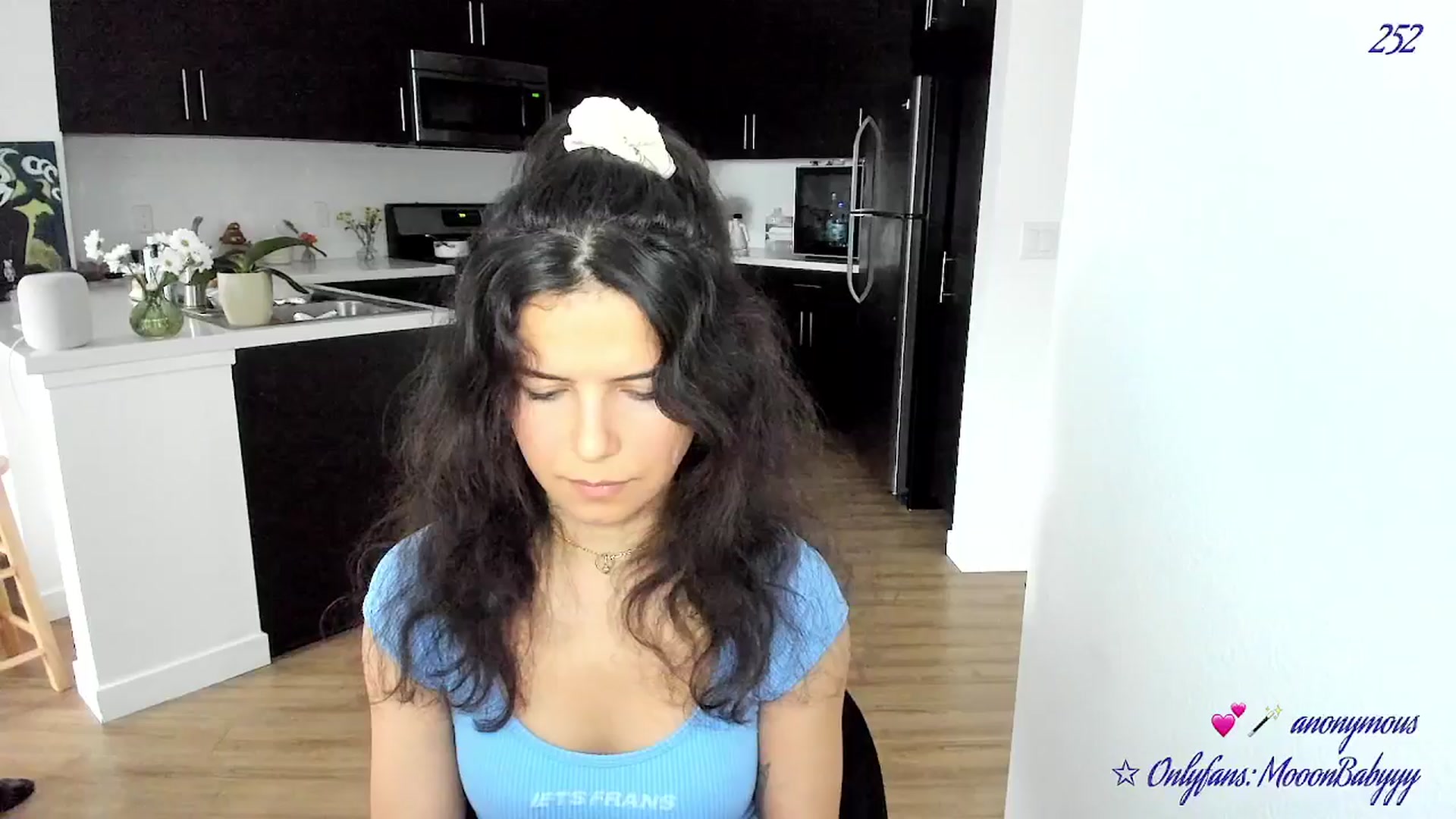 Gallery image thumbnail from vroom's myfreecams stream on, 05/05/2025, 24:02 image 5 of 20