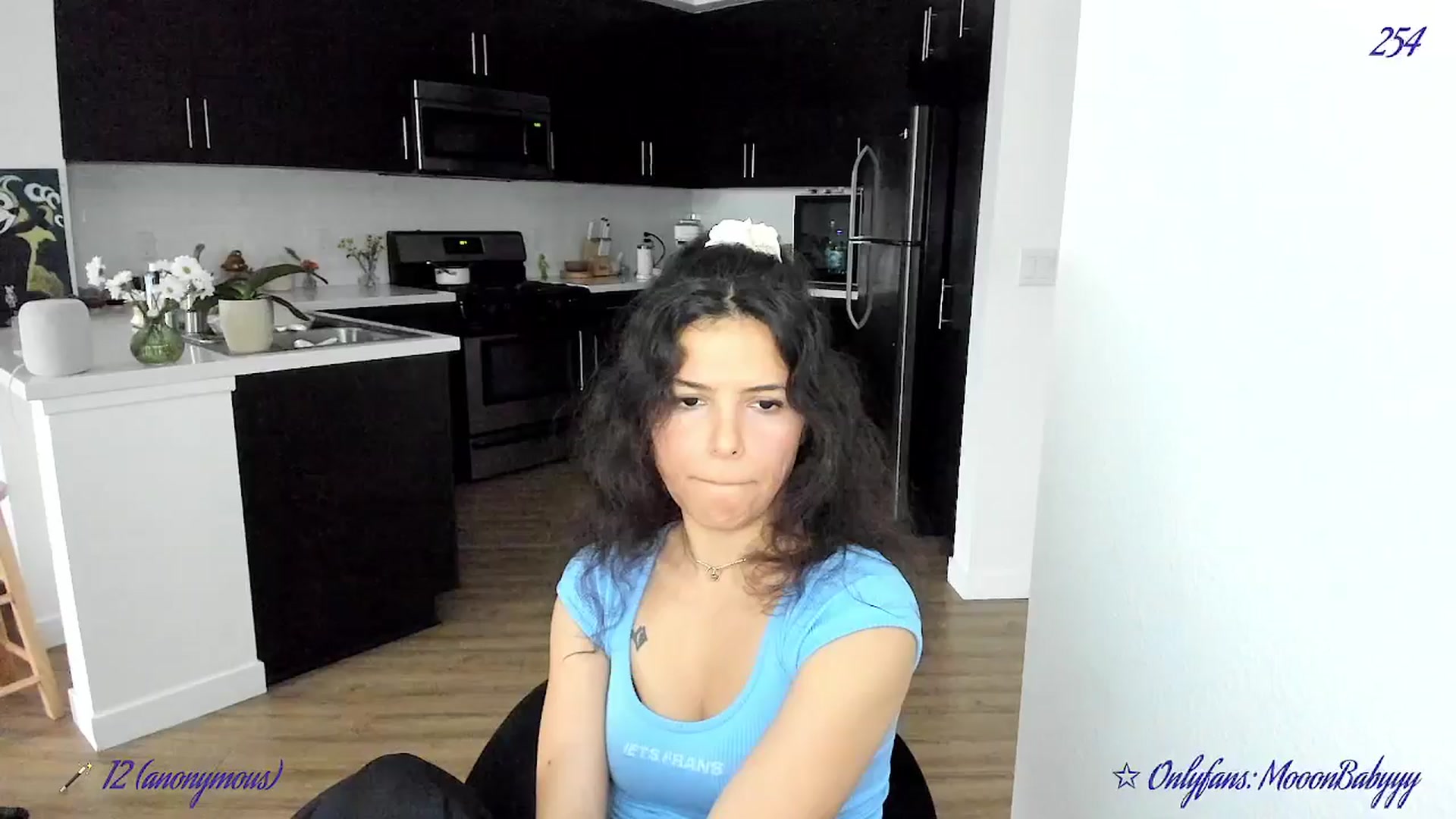 Gallery image thumbnail from vroom's myfreecams stream on, 05/05/2025, 24:27 image 6 of 20
