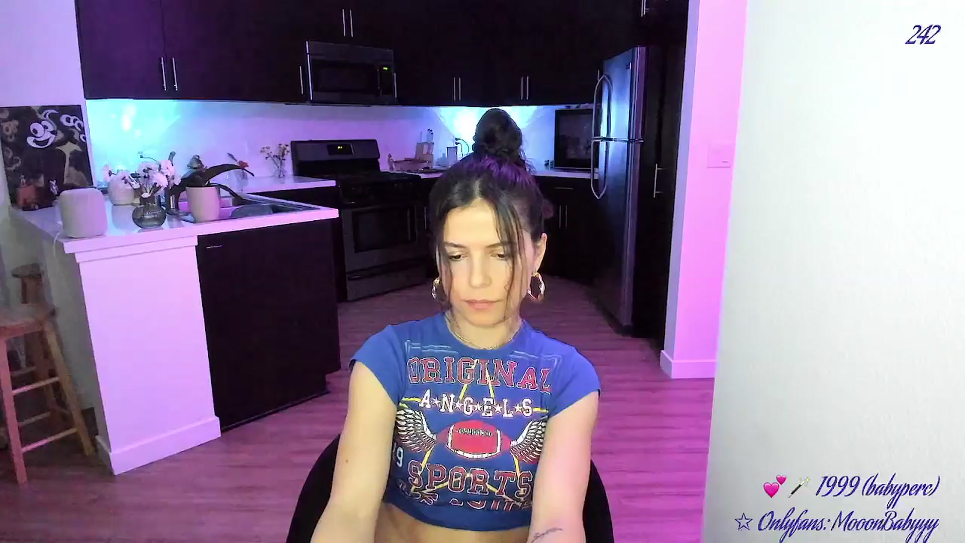 Gallery image thumbnail from vroom's myfreecams stream on, 05/06/2025, 06:10 image 19 of 20