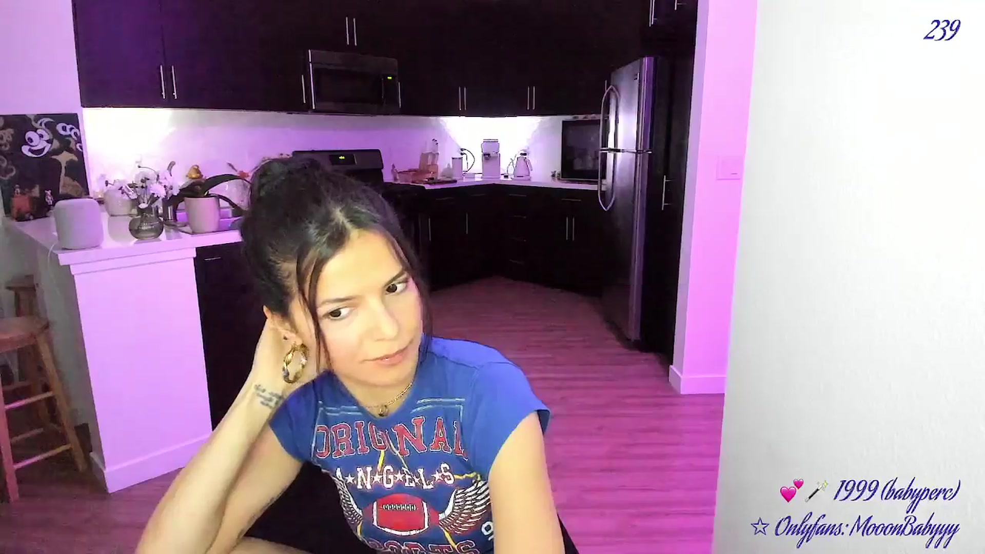 Gallery image thumbnail from vroom's myfreecams stream on, 05/06/2025, 06:10 image 15 of 20