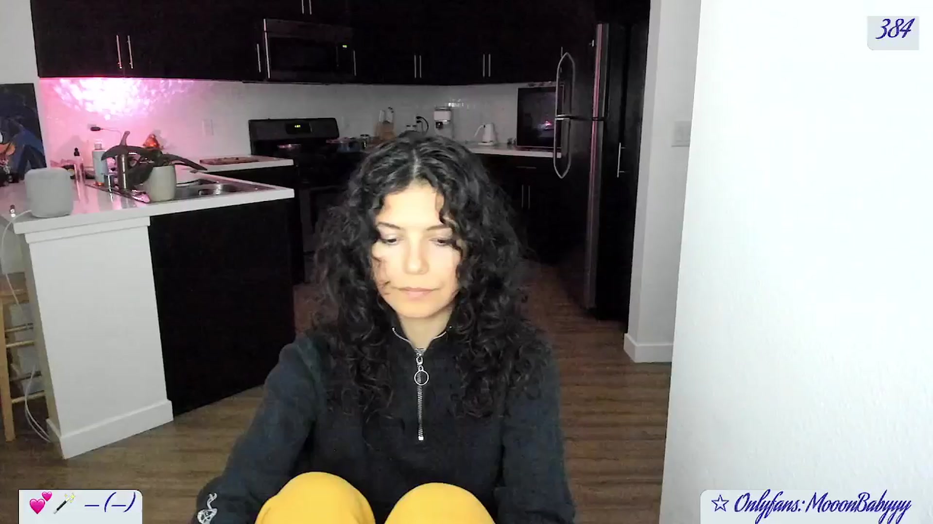 Gallery image thumbnail from vroom's myfreecams stream on, 05/18/2025, 06:32 image 2 of 20