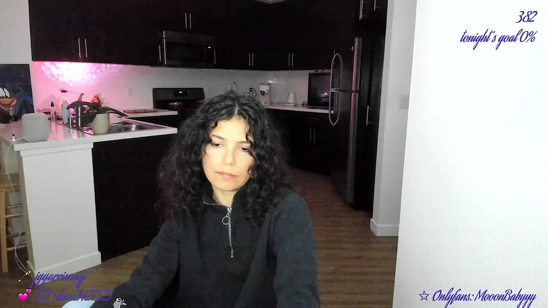 Gallery image thumbnail from vroom's myfreecams stream on, 05/18/2025, 06:32 image 9 of 20