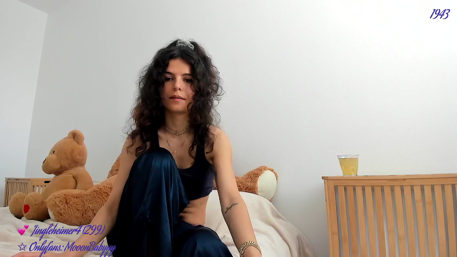 Gallery image thumbnail from vroom's myfreecams stream on, 06/07/2025, 22:32 image 16 of 20