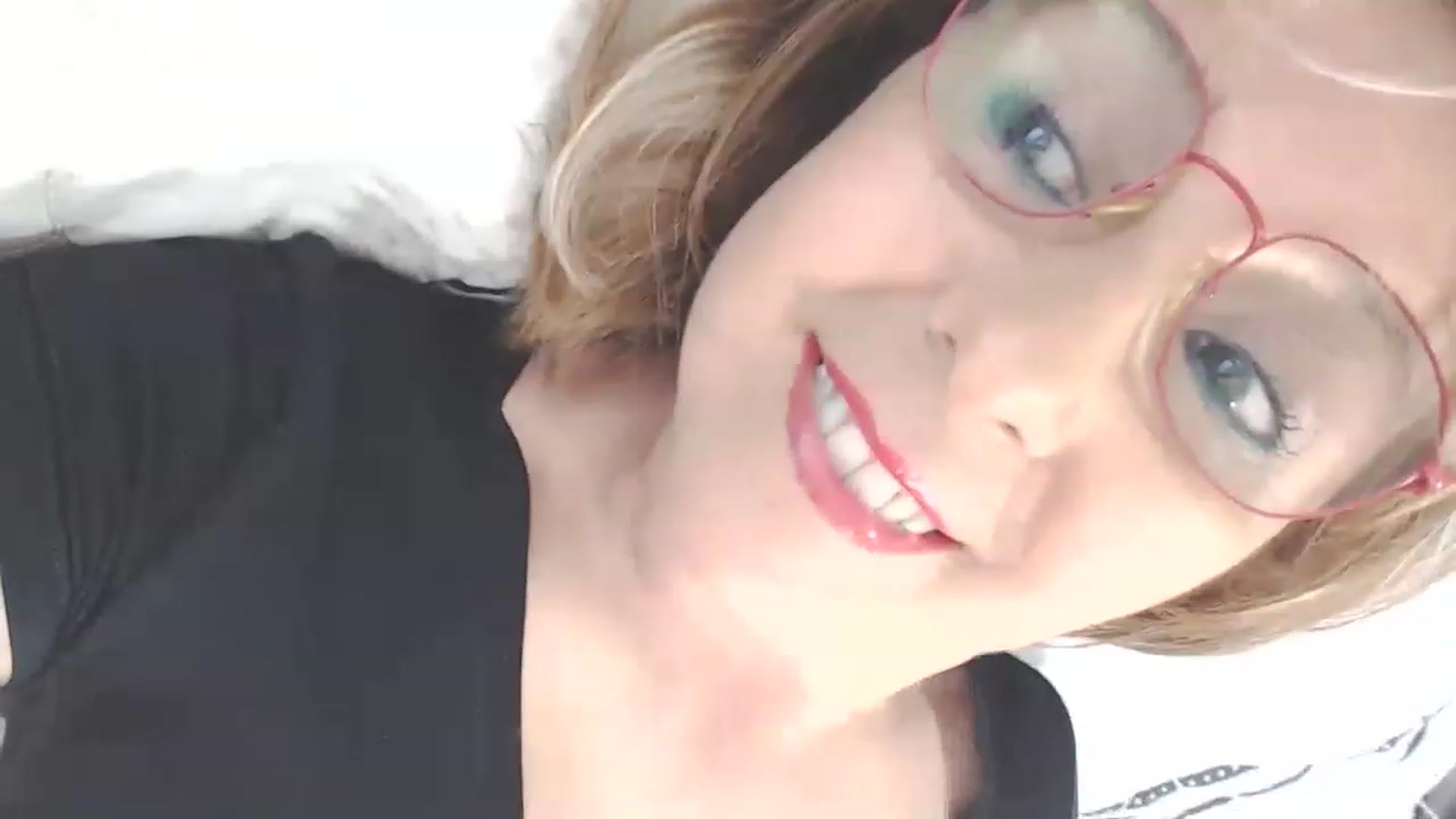 Gallery image thumbnail from wackycharm's myfreecams stream on, 11/17/2022, 23:19 image 17 of 20