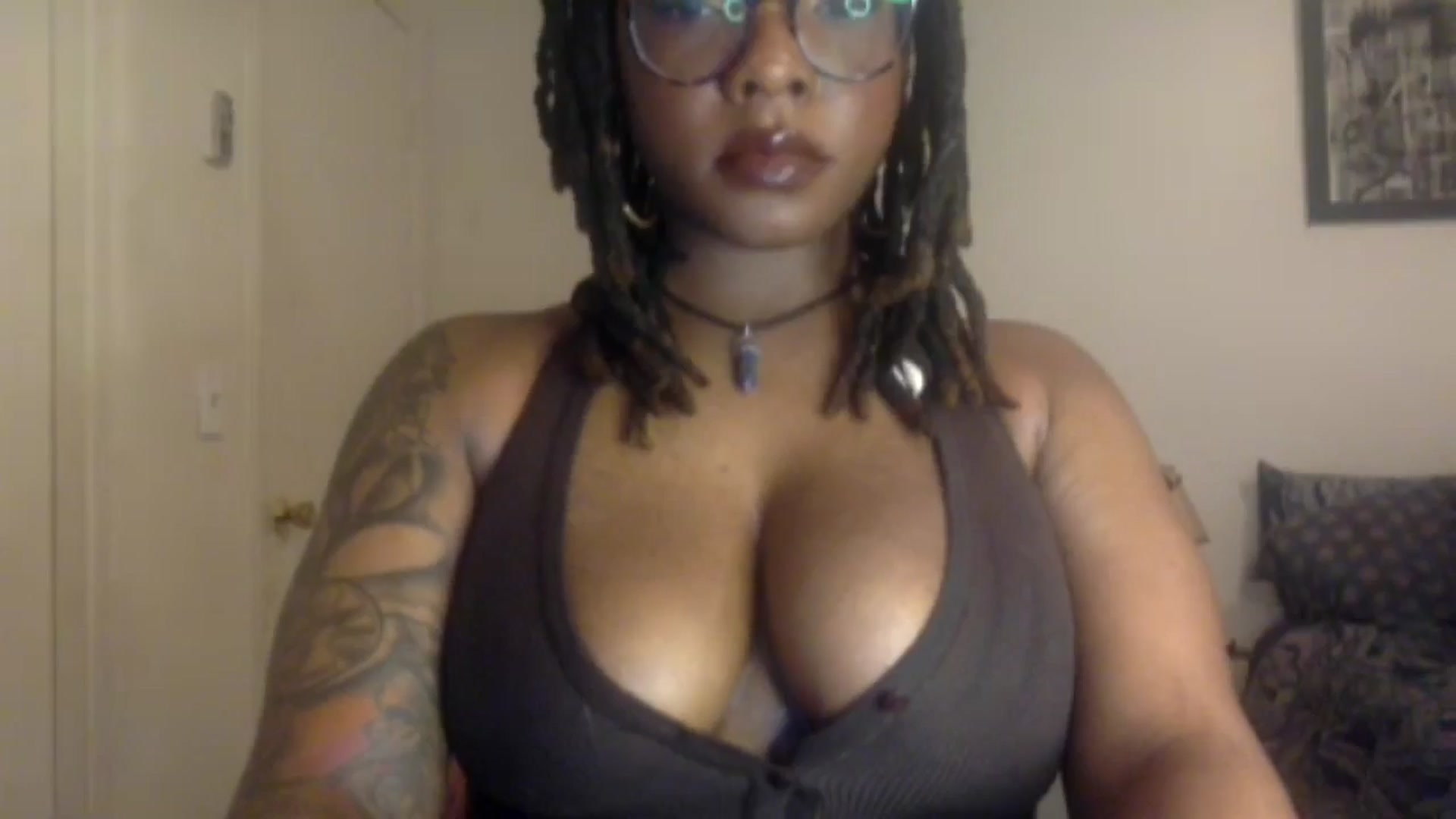 Gallery image thumbnail from warmhoney888's myfreecams stream on, 12/18/2024, 21:54 image 12 of 20