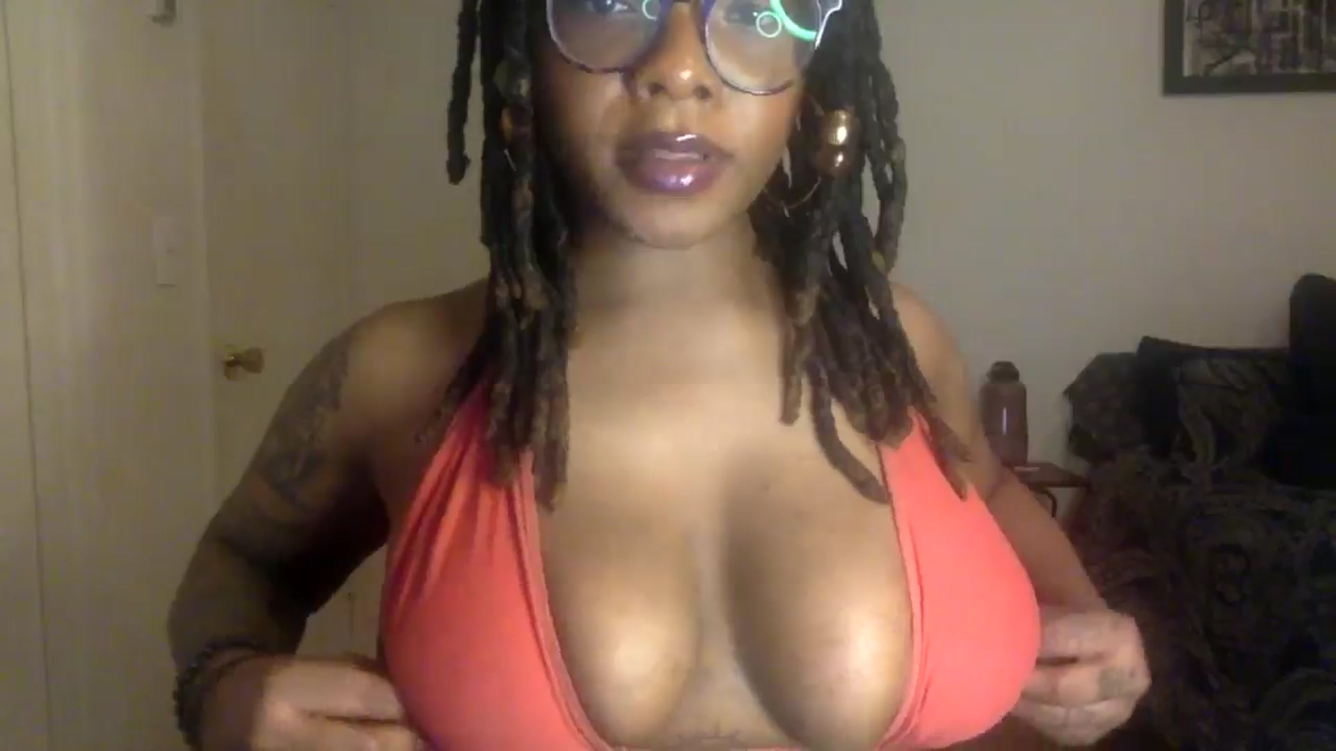 Gallery image thumbnail from warmhoney888's myfreecams stream on, 05/17/2025, 08:10 image 8 of 20
