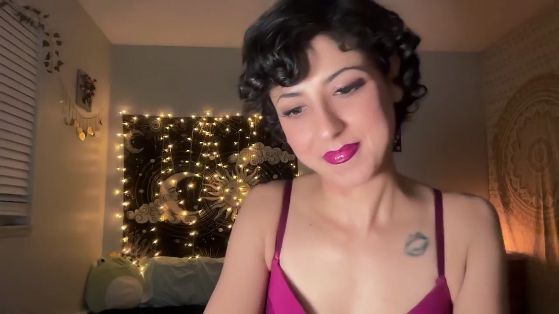 Gallery image thumbnail from wildmoon's myfreecams stream on, 11/11/2024, 07:54 image 4 of 20