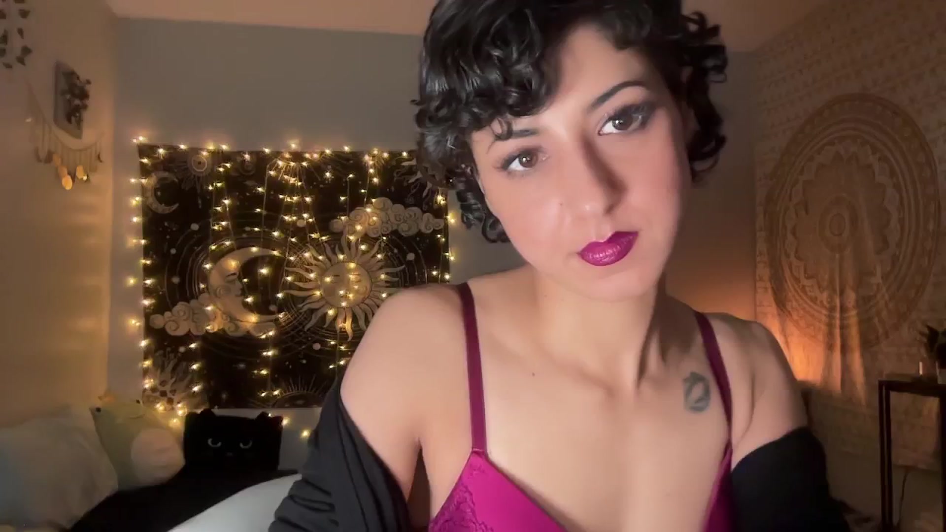 Gallery image thumbnail from wildmoon's myfreecams stream on, 11/11/2024, 10:32 image 2 of 20