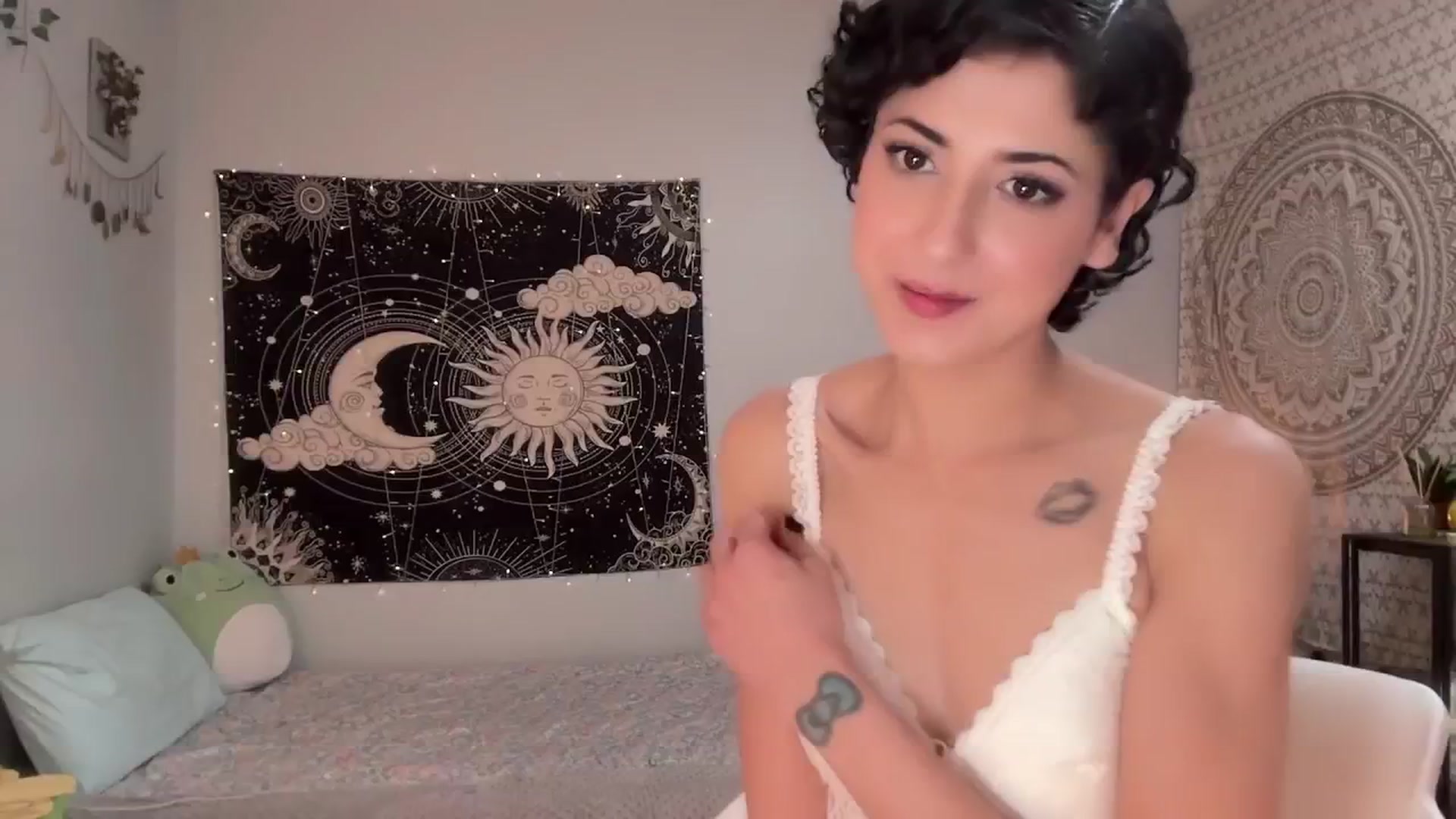 Gallery image thumbnail from wildmoon's myfreecams stream on, 12/04/2024, 09:33 image 17 of 20