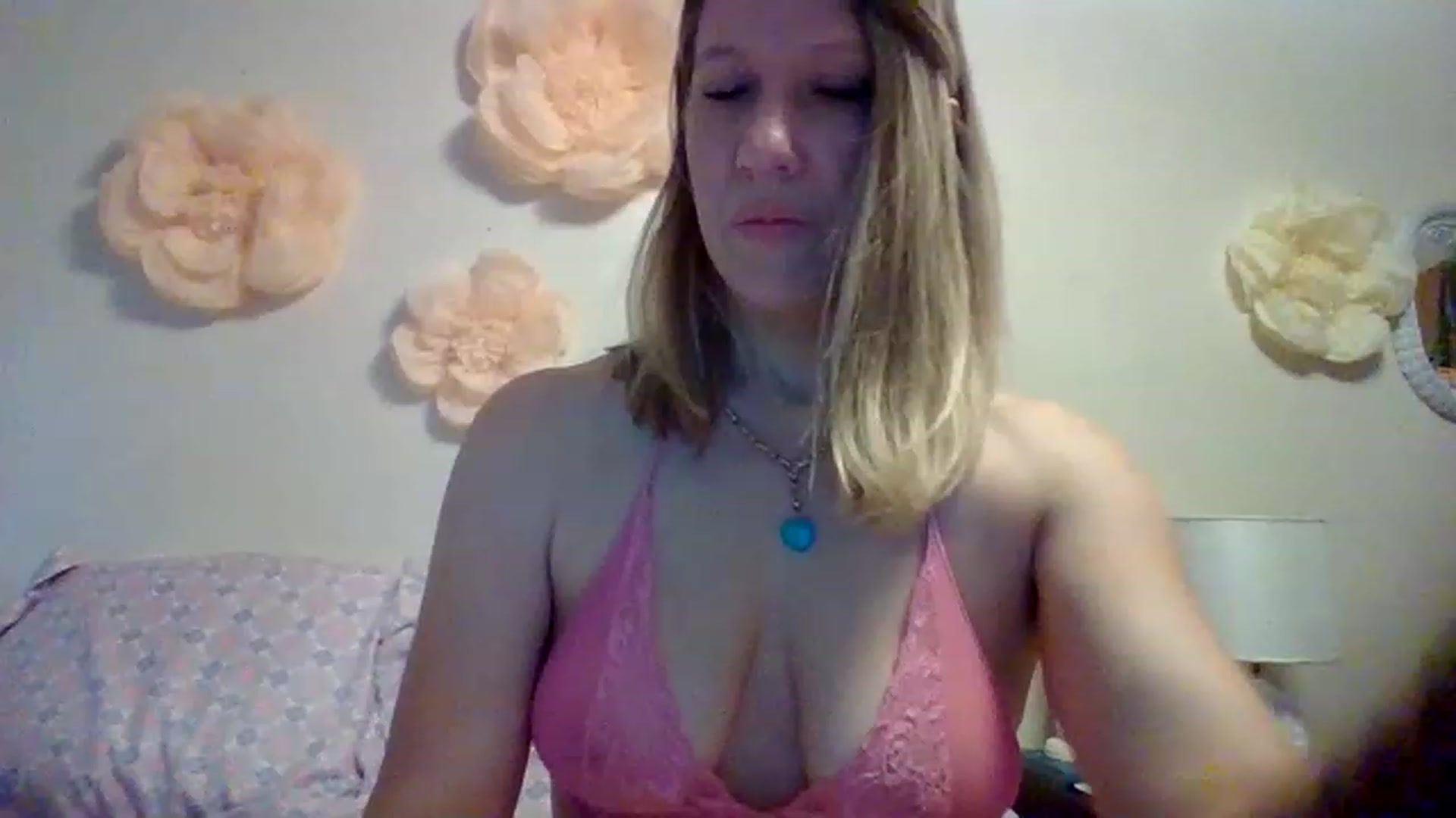 Gallery image thumbnail from wildnnout's myfreecams stream on, 04/17/2023, 12:11 image 6 of 20