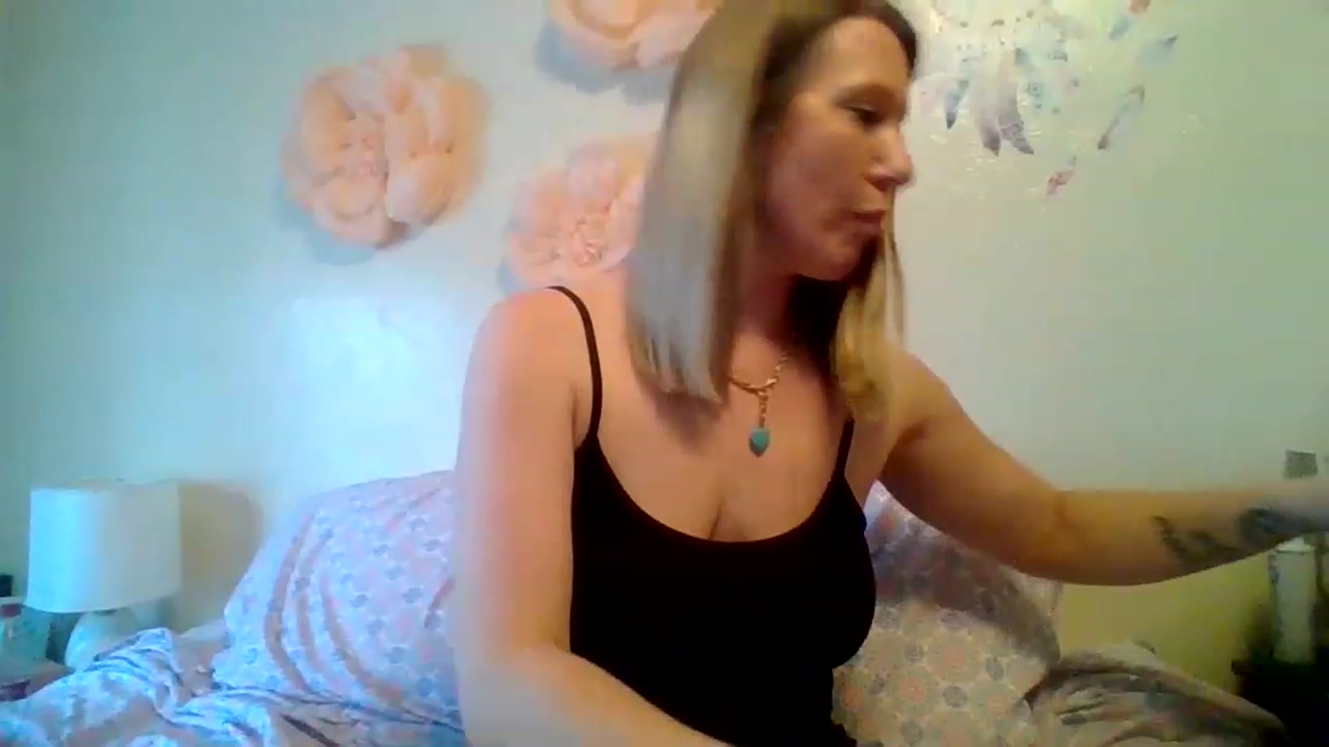 Gallery image thumbnail from wildnnout's myfreecams stream on, 04/21/2023, 17:40 image 10 of 20