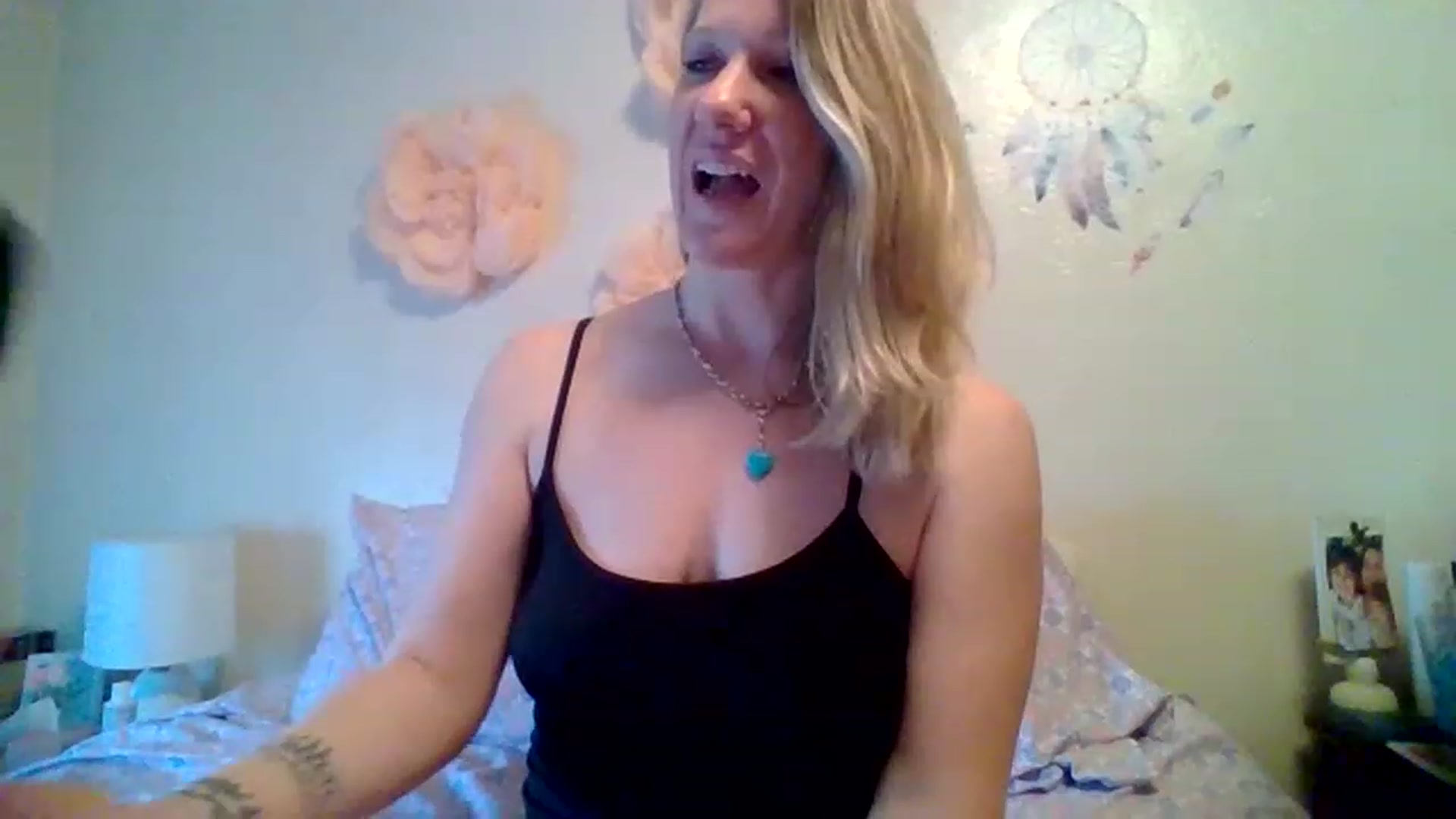 Gallery image thumbnail from wildnnout's myfreecams stream on, 04/26/2023, 14:10 image 7 of 20