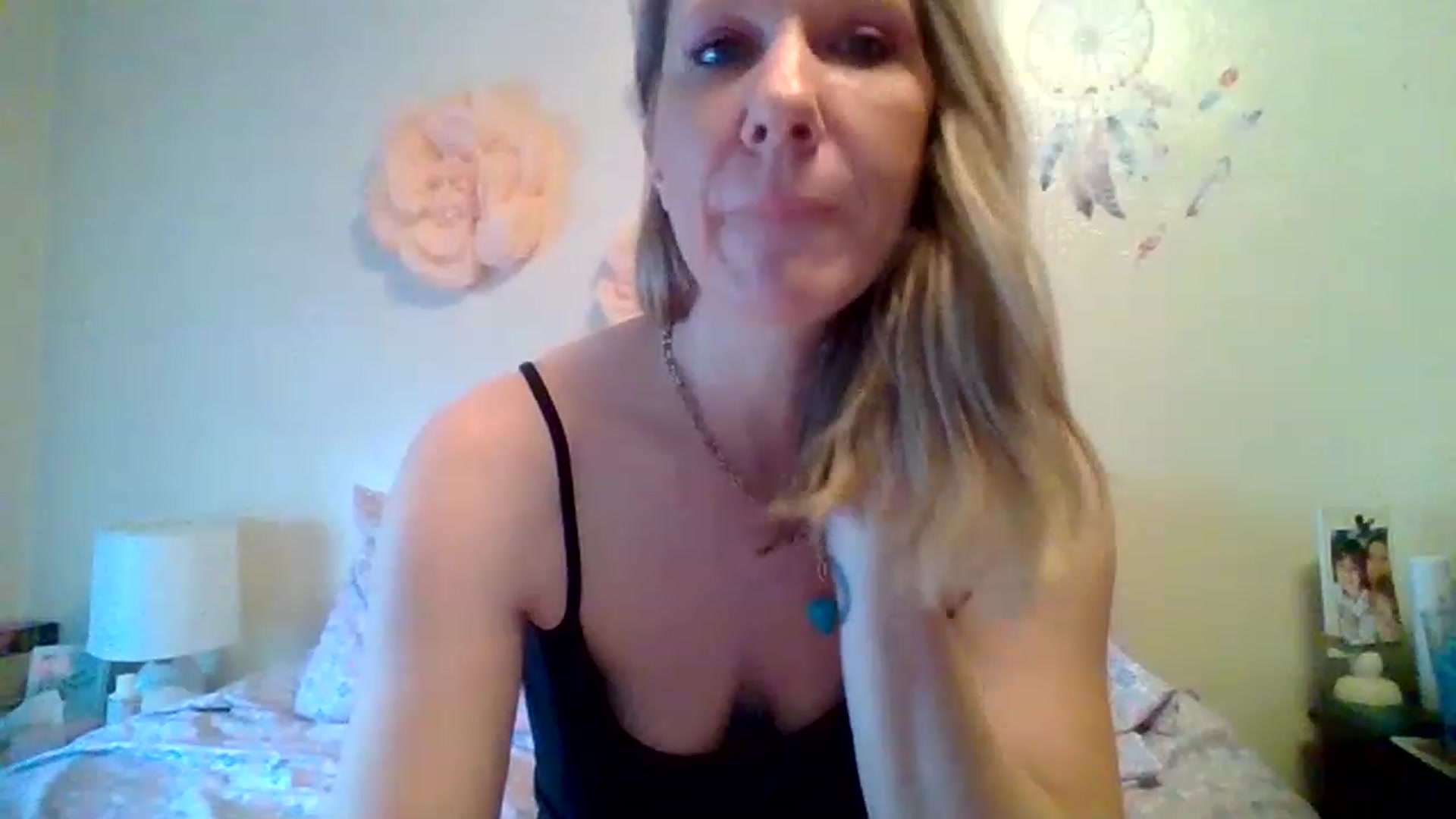 Gallery image thumbnail from wildnnout's myfreecams stream on, 04/26/2023, 14:10 image 3 of 20