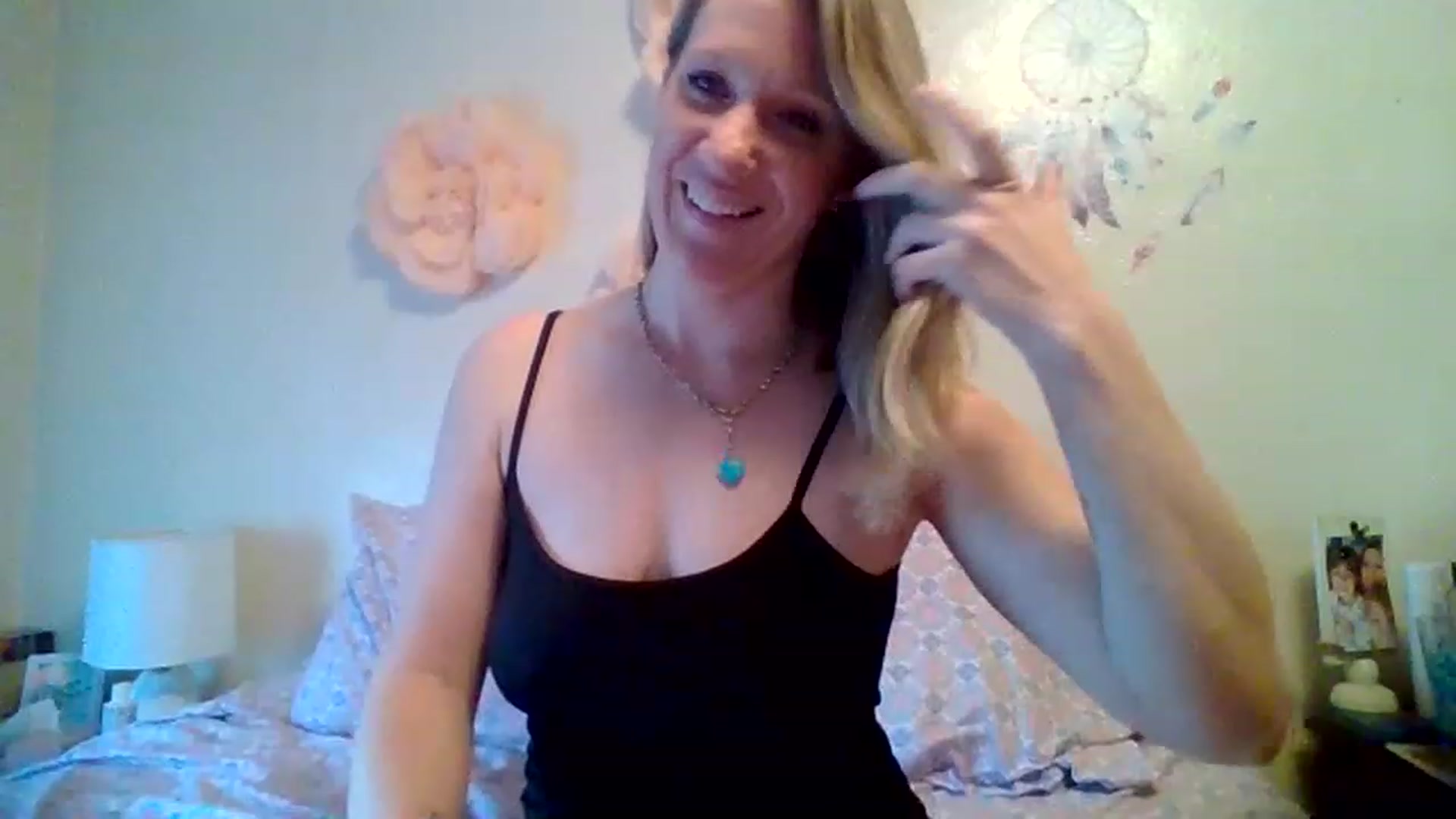 Gallery image thumbnail from wildnnout's myfreecams stream on, 04/26/2023, 14:10 image 8 of 20