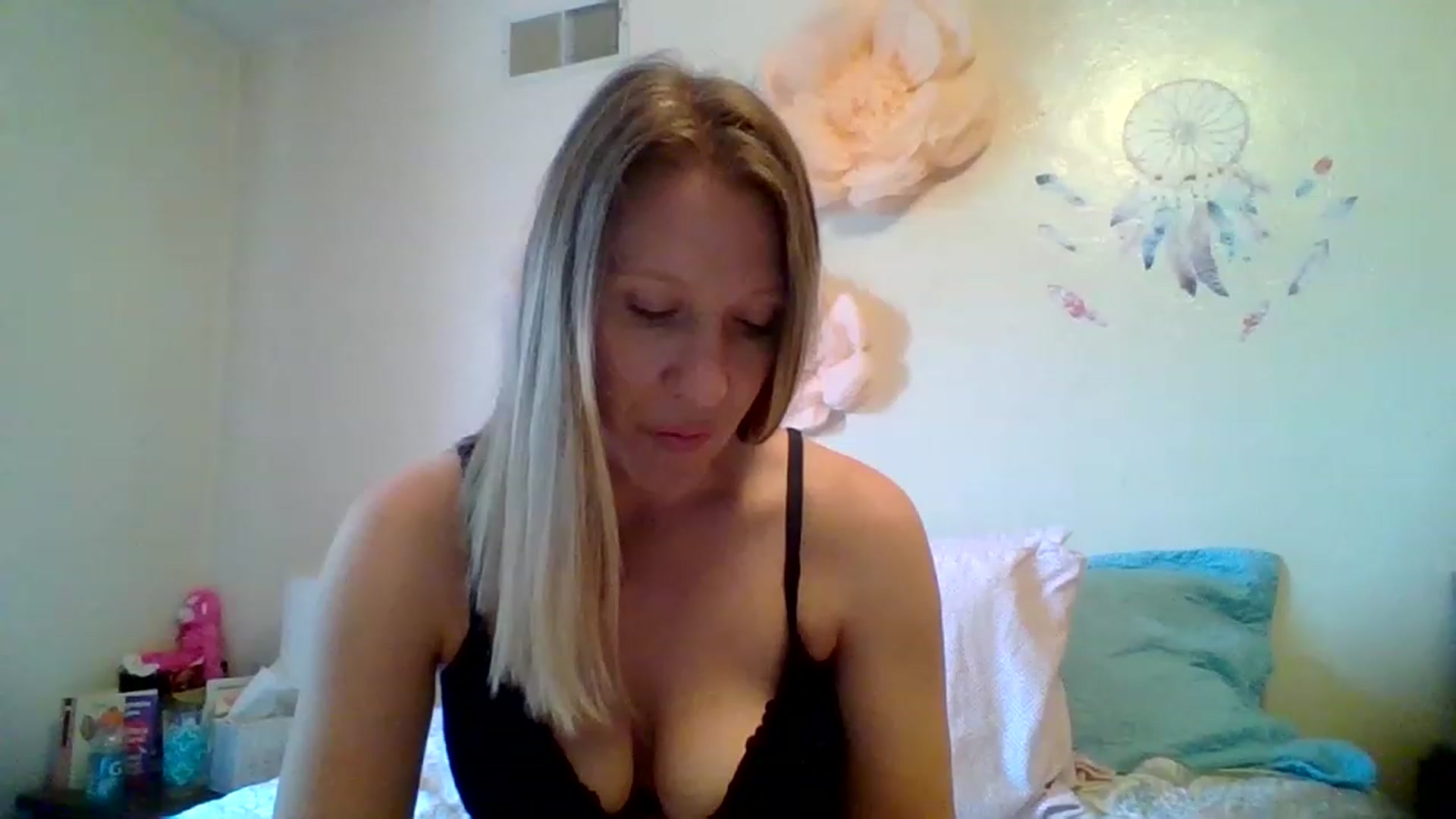 Gallery image thumbnail from wildnnout's myfreecams stream on, 05/10/2023, 16:38 image 8 of 20