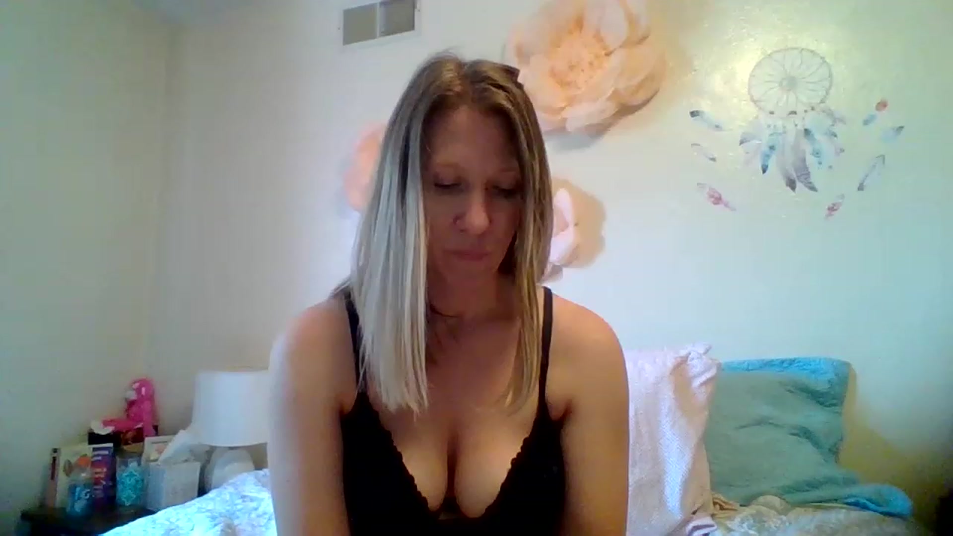 Gallery image thumbnail from wildnnout's myfreecams stream on, 05/10/2023, 16:38 image 17 of 20